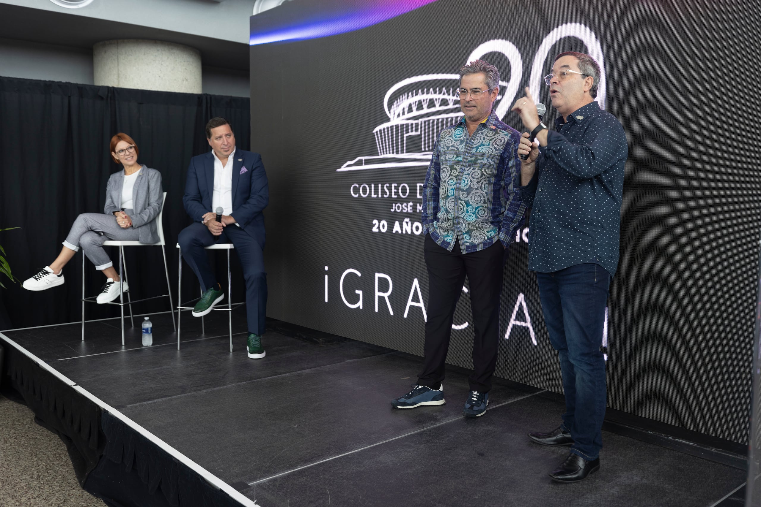 Desde la izquierda: Mariela Vallines Fernández, directora de la Autoridad del Distrito de Convenciones de Puerto Rico; Jorge L. Pérez, gerente general del Coliseo de Puerto Rico José M. Agrelot y gerente regional de ASM Global; y los productores José “Pepe” Dueño y Rafo Muñiz