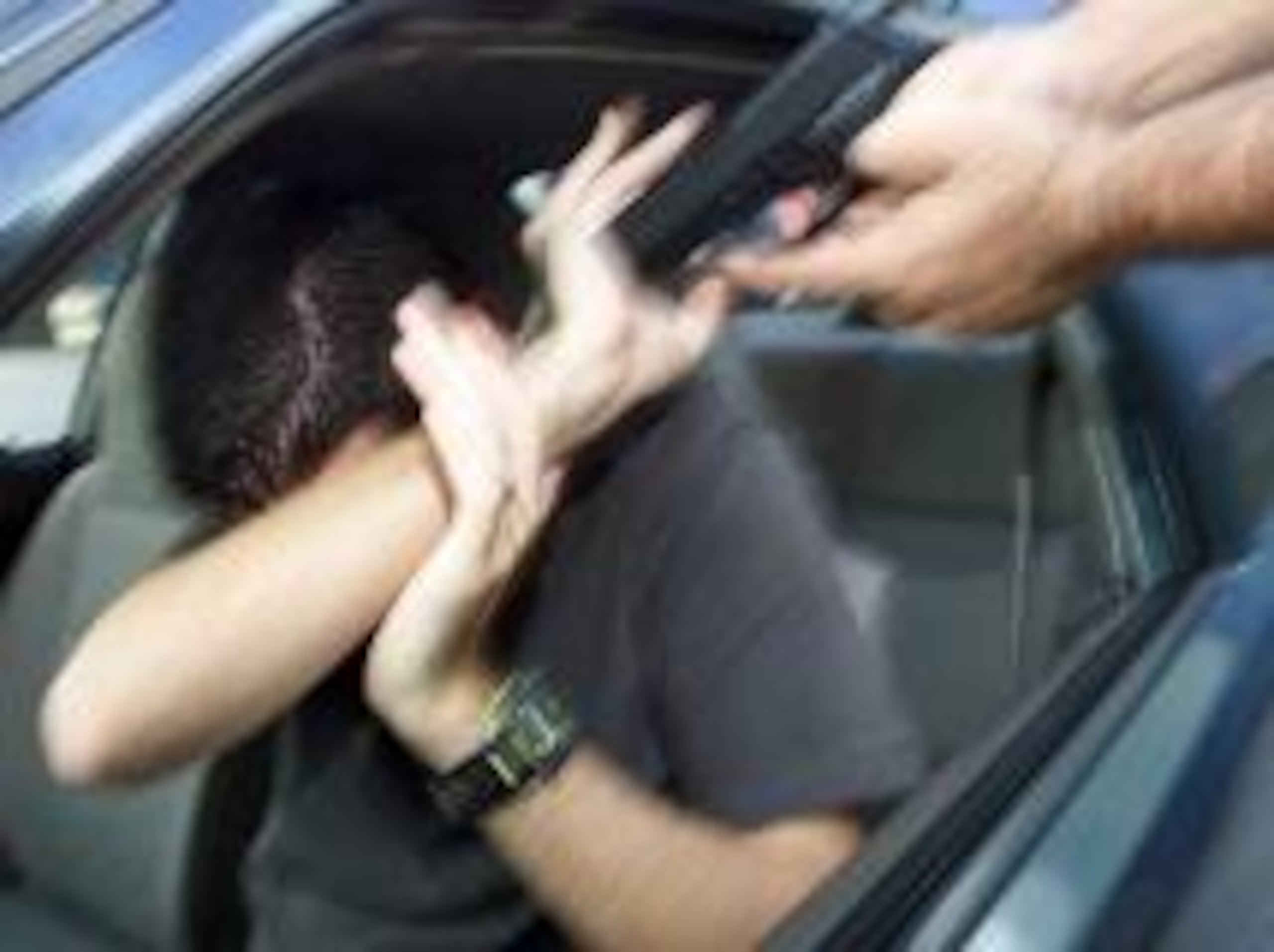 El conductor se encontraba viendo su celular cuando fue sorprendido por los asaltantes. (Archivo)