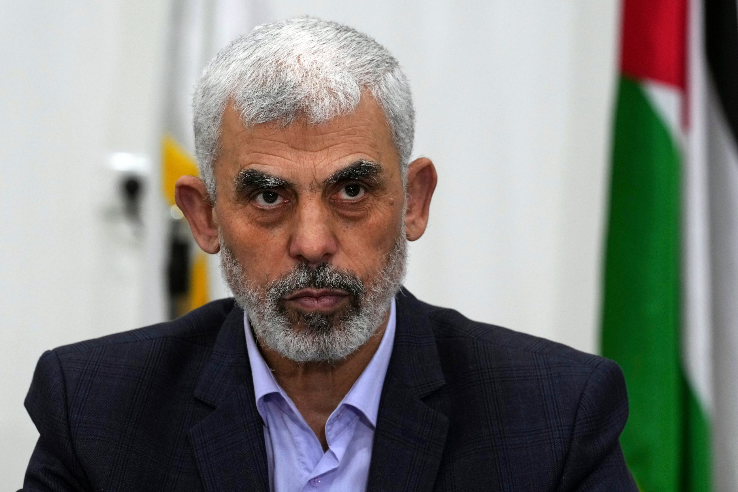 Yahya Sinwar durante una reunión con líderes de las facciones palestinas en su oficina en la Ciudad de Gaza, en la Franja de Gaza, el 13 de abril de 2022.
