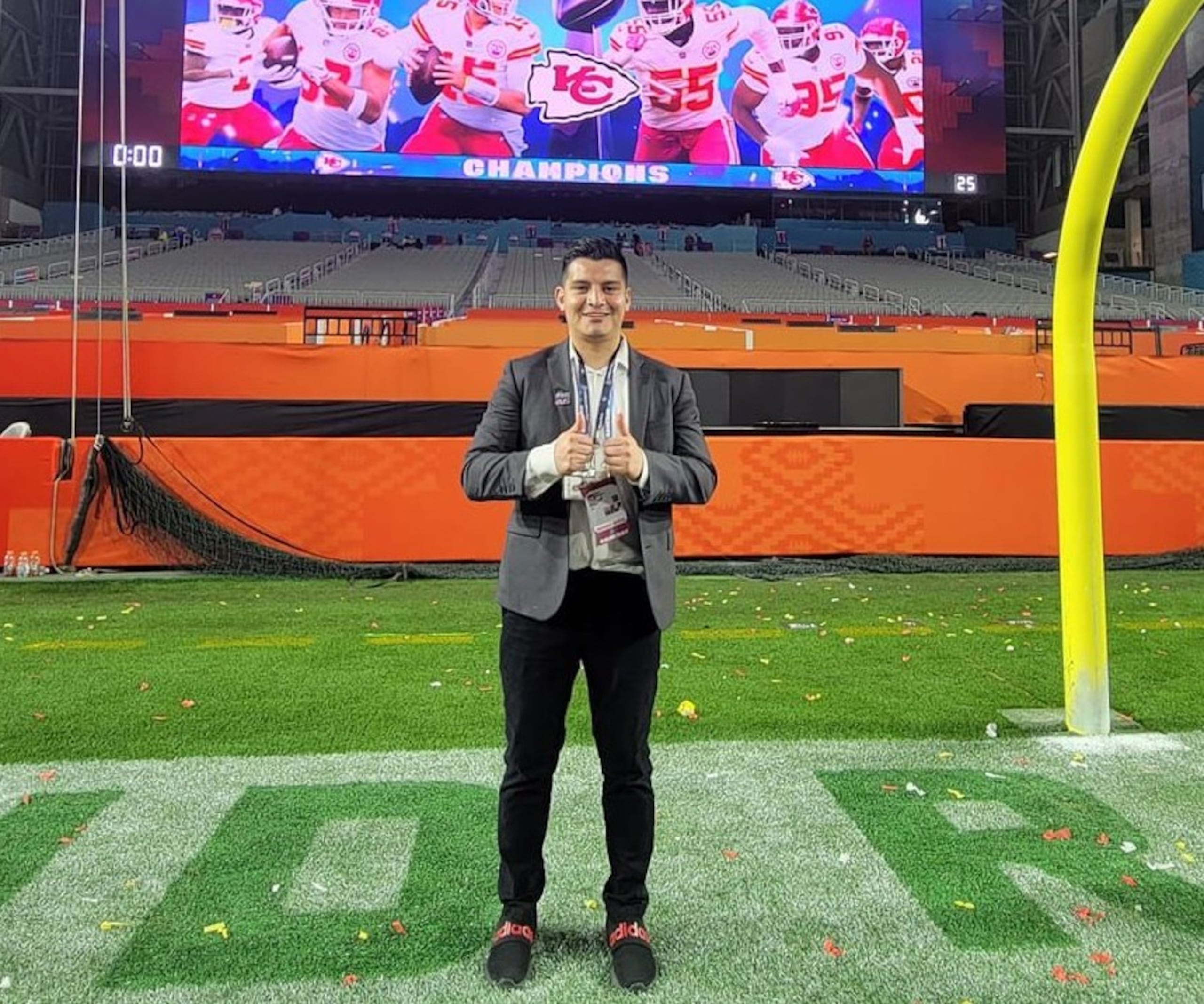 Era el tercer año consecutivo de Manzano cubriendo el Super Bowl.