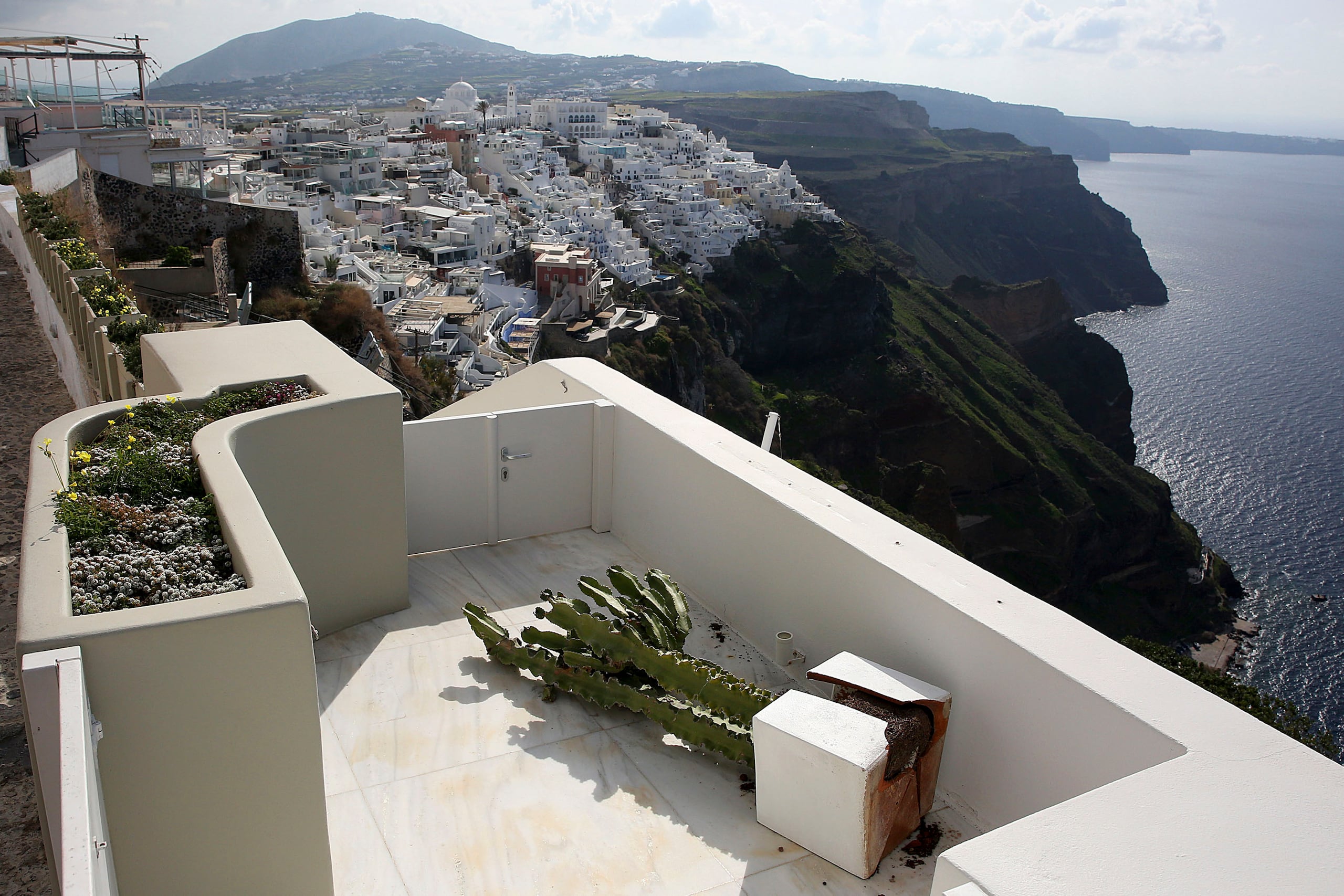 Santorini, en el Mediterráneo oriental, forma parte del arco volcánico helénico, una zona geológica muy activa, y ese archipiélago forma el borde de una caldera, creada por una enorme erupción volcánica hace unos 3,600 años.