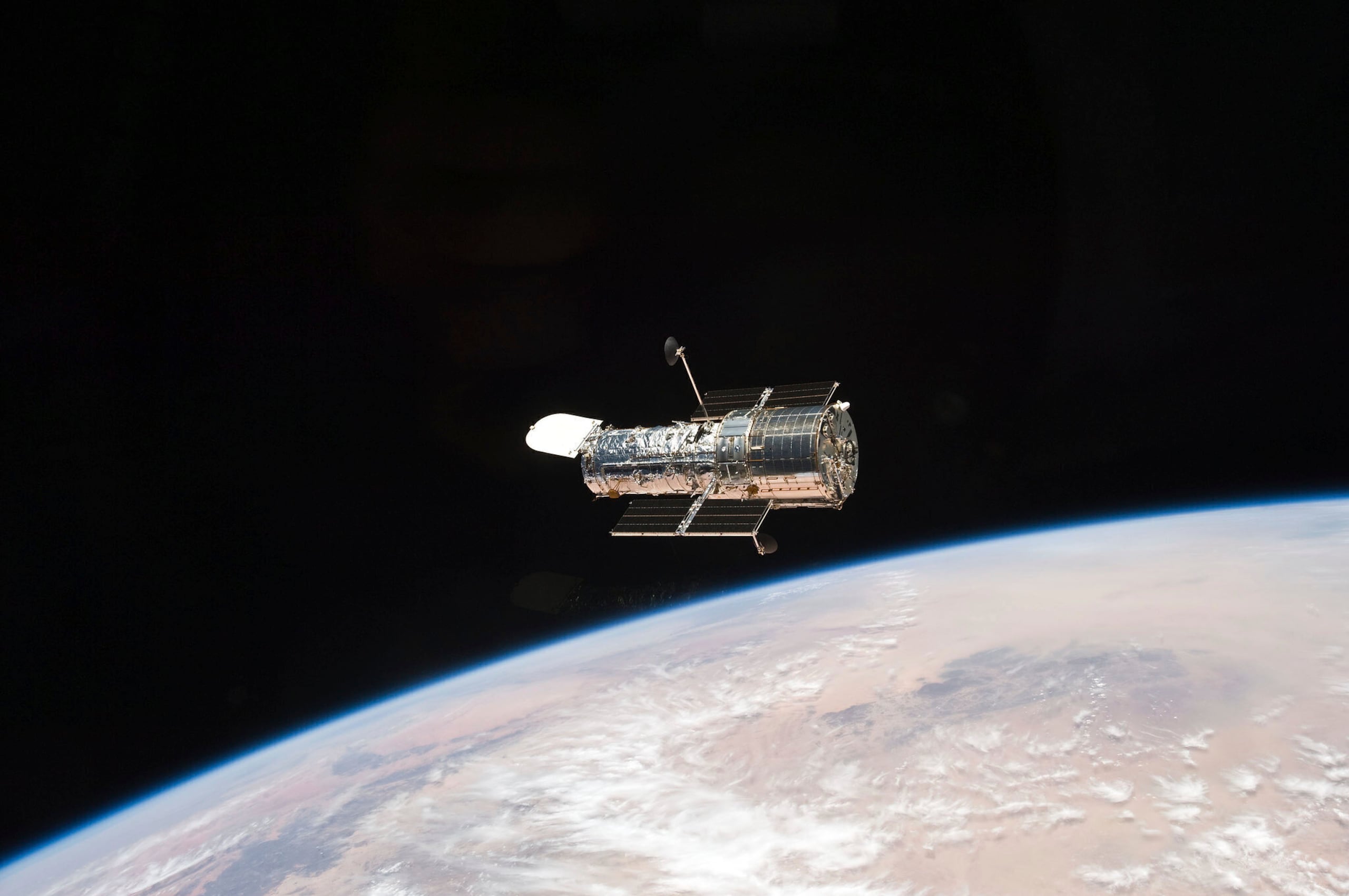 En unos años, la NASA podría lanzar una misión similar para el Hubble, que también está perdiendo altitud debido al aumento de la resistencia atmosférica causada por las erupciones solares.