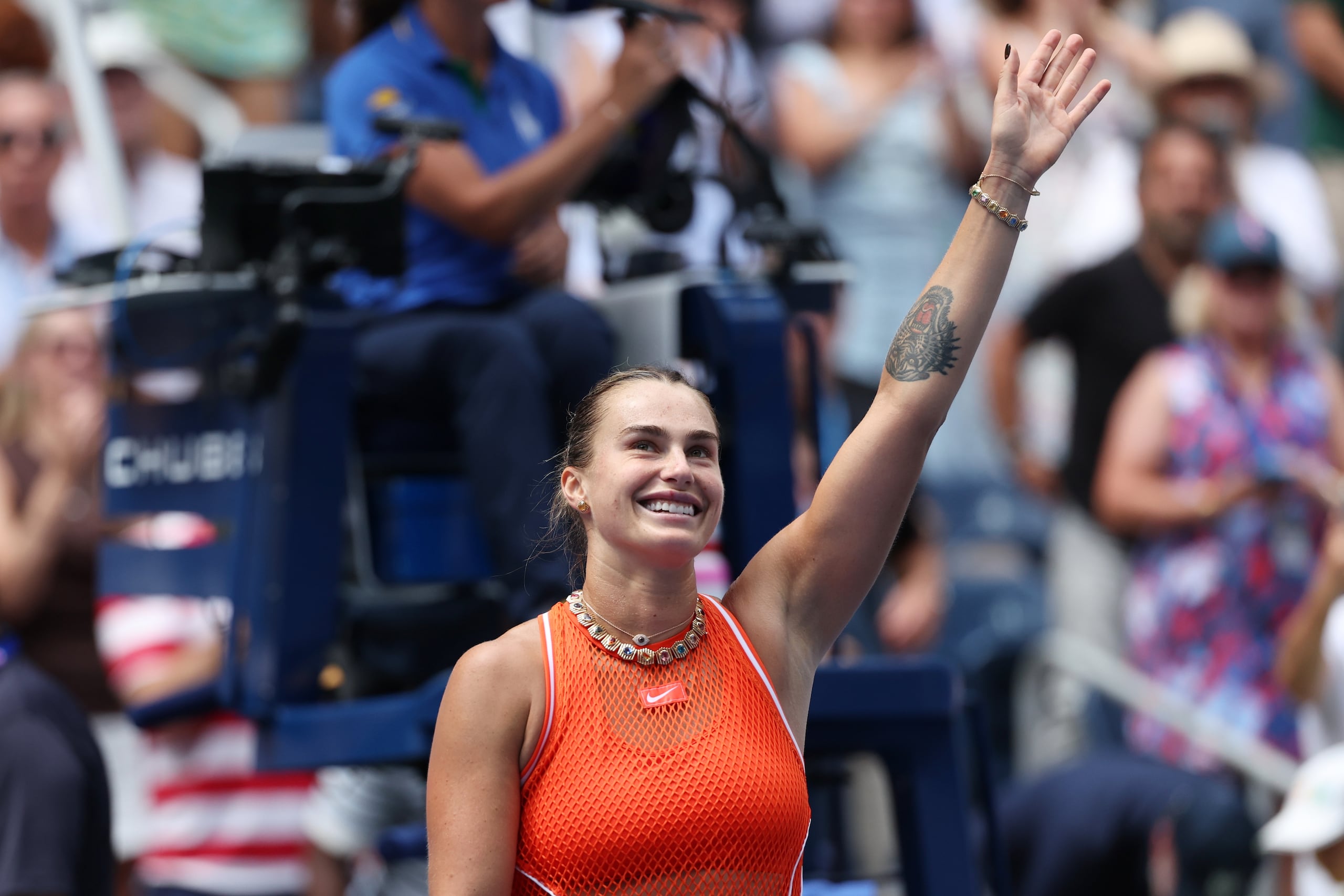 Aryna Sabalenka saluda al público tras derrotar a Kamilla Rakhimova en la tercera ronda del US Open.