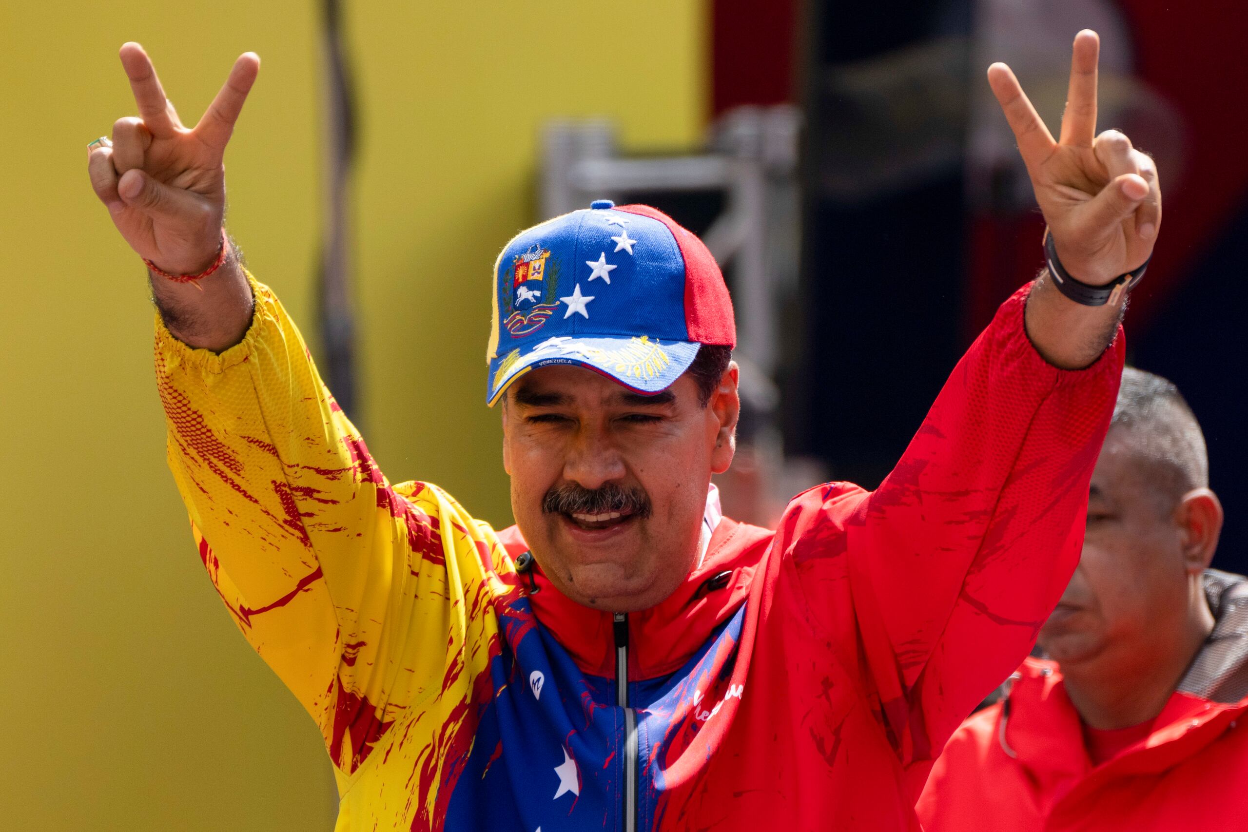 En esta imagen de archivo, el presidente de Venezuela, Nicolás Maduro, hace el signo de la victoria con las manos durante un acto para conmemorar un discurso del difunto Hugo Chávez