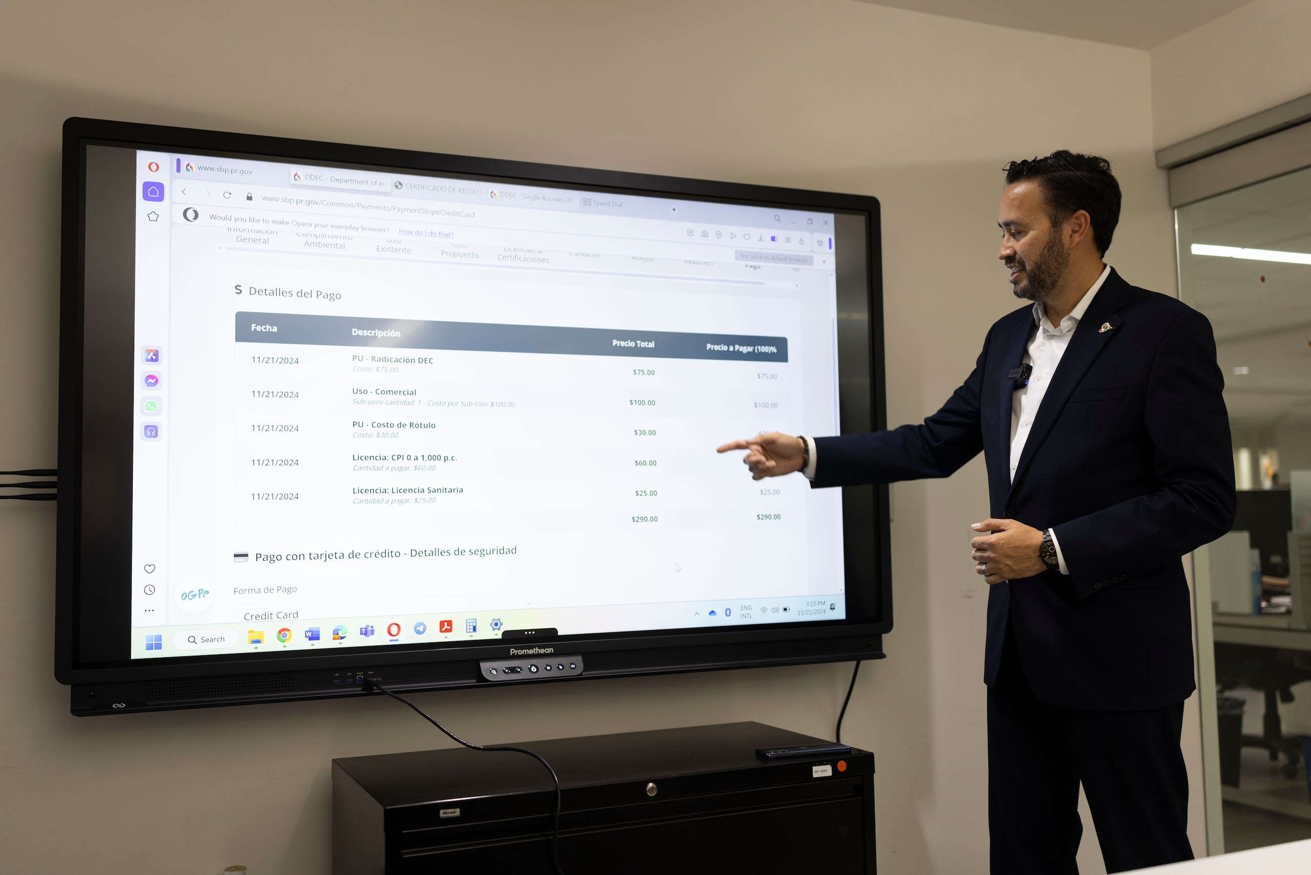 El secretario auxiliar de la Oficina de Gerencia de Permisos, Félix Rivera, explica paso a paso el proceso de la obtención de permisos a través del portal de la agencia.