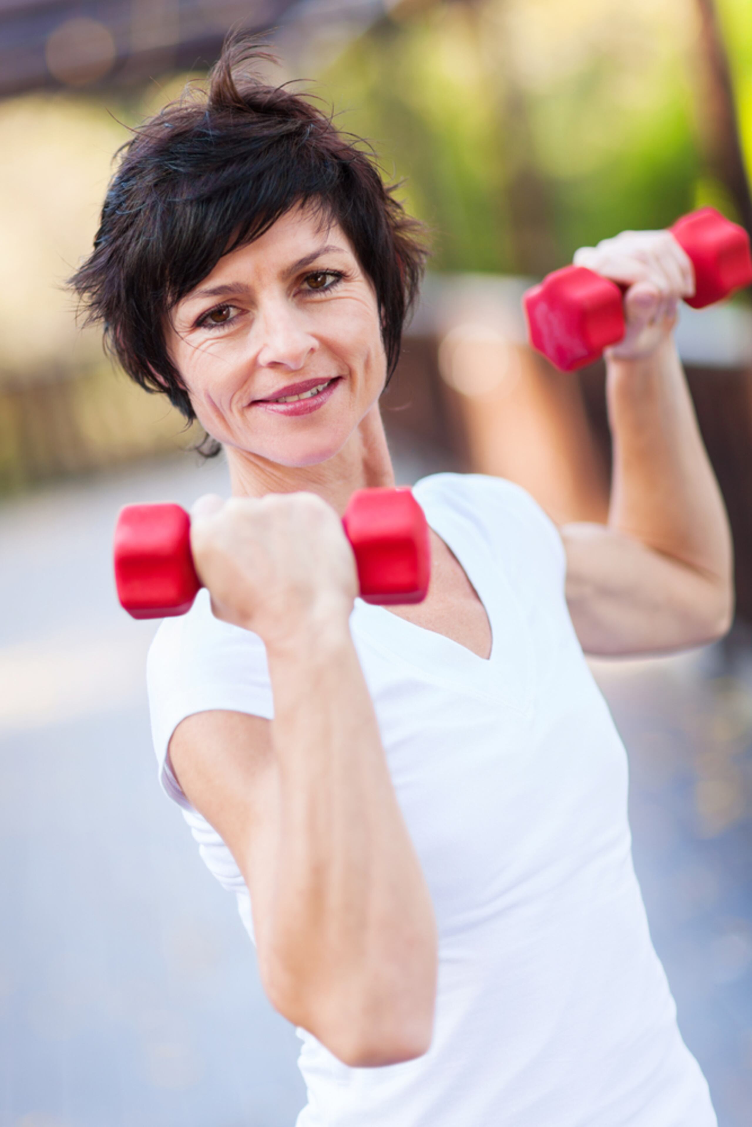 El aumento de peso en las mujeres de mediana edad es el resultado de cambios relacionados con el envejecimiento, la menopausia y el estilo de vida.
