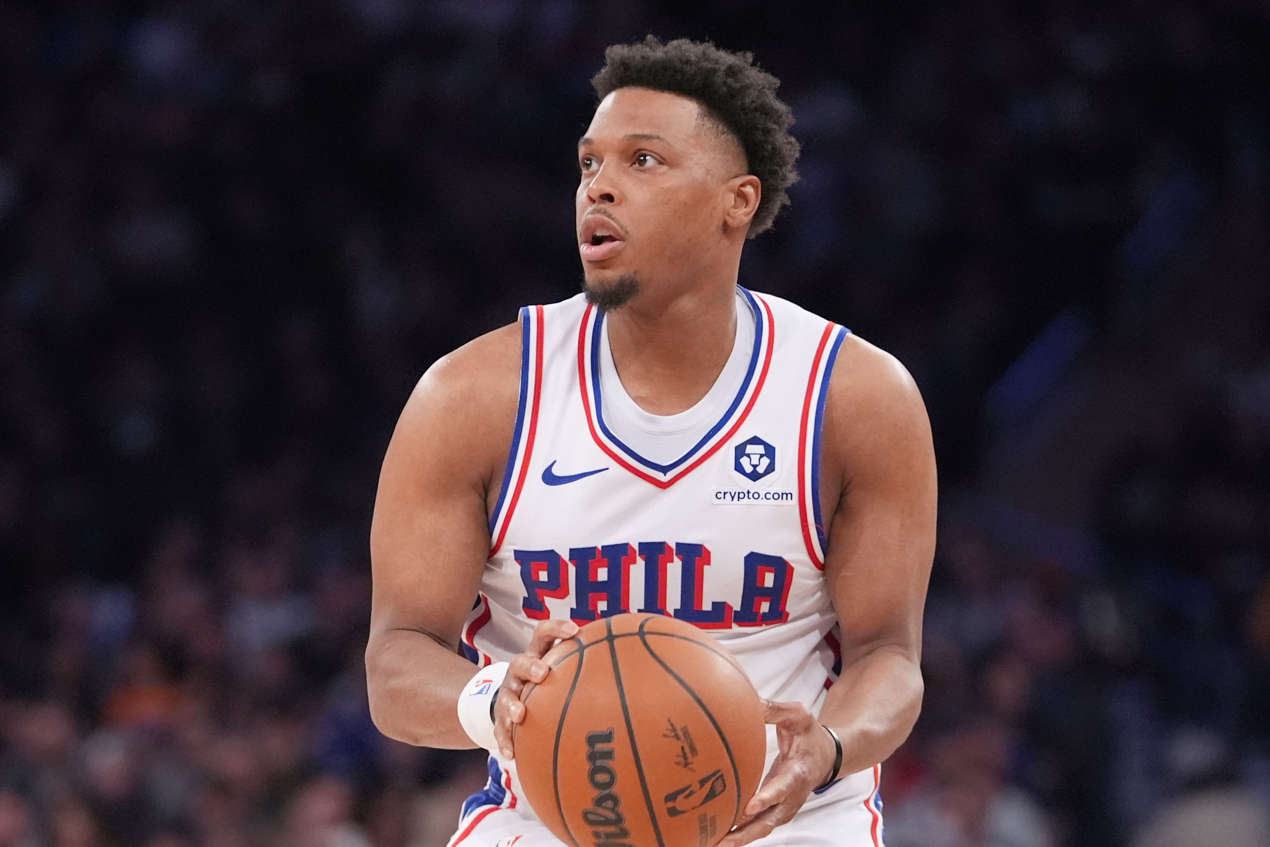 Kyle Lowry se prepara para lanzar un canasto durante la pasada temporada de la NBA con los 76ers de Filadelfia.