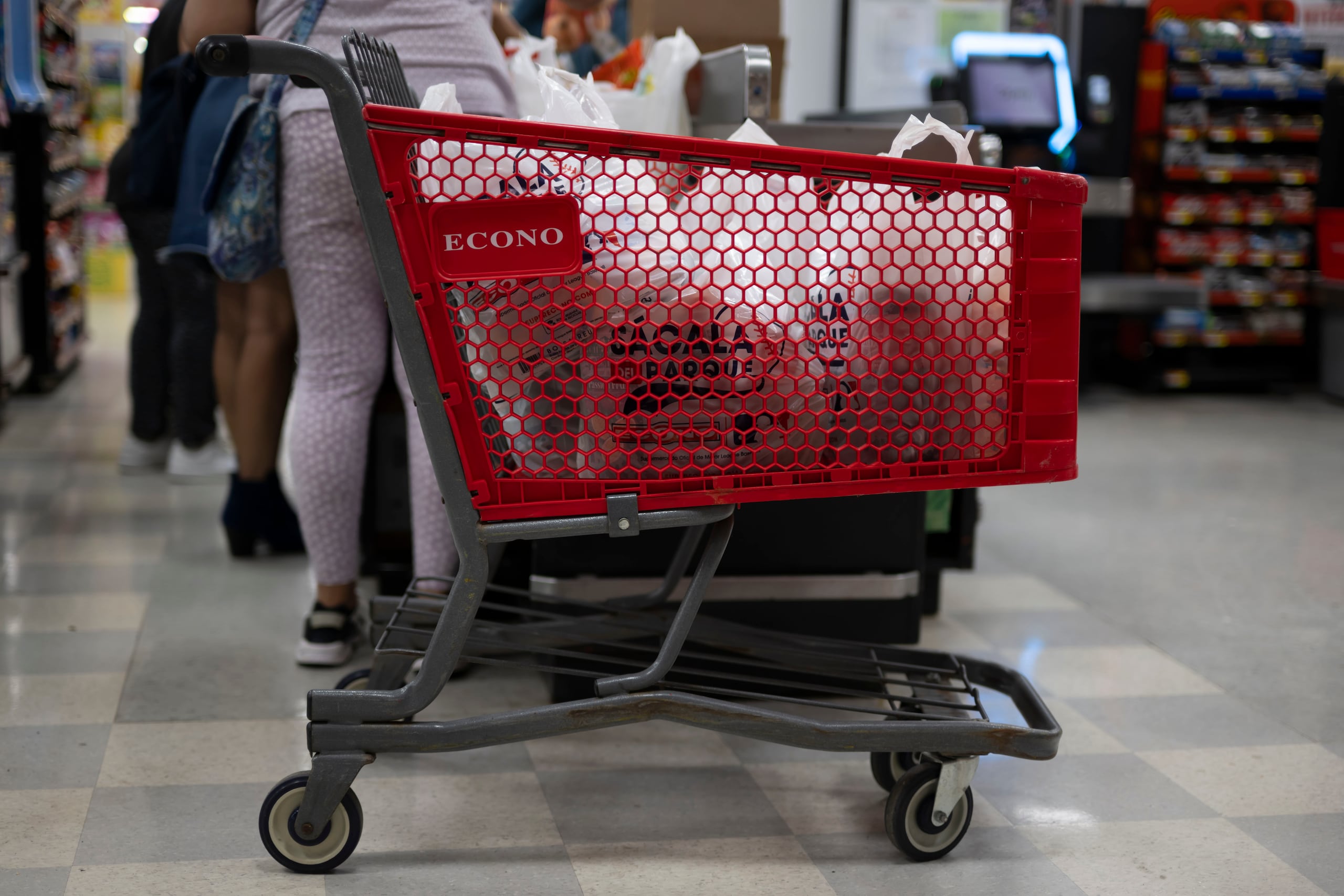 Econo actualmente cuenta con 63 supermercados en 47 municipios alrededor de la isla y una plantilla de más de 8,000 empleados.