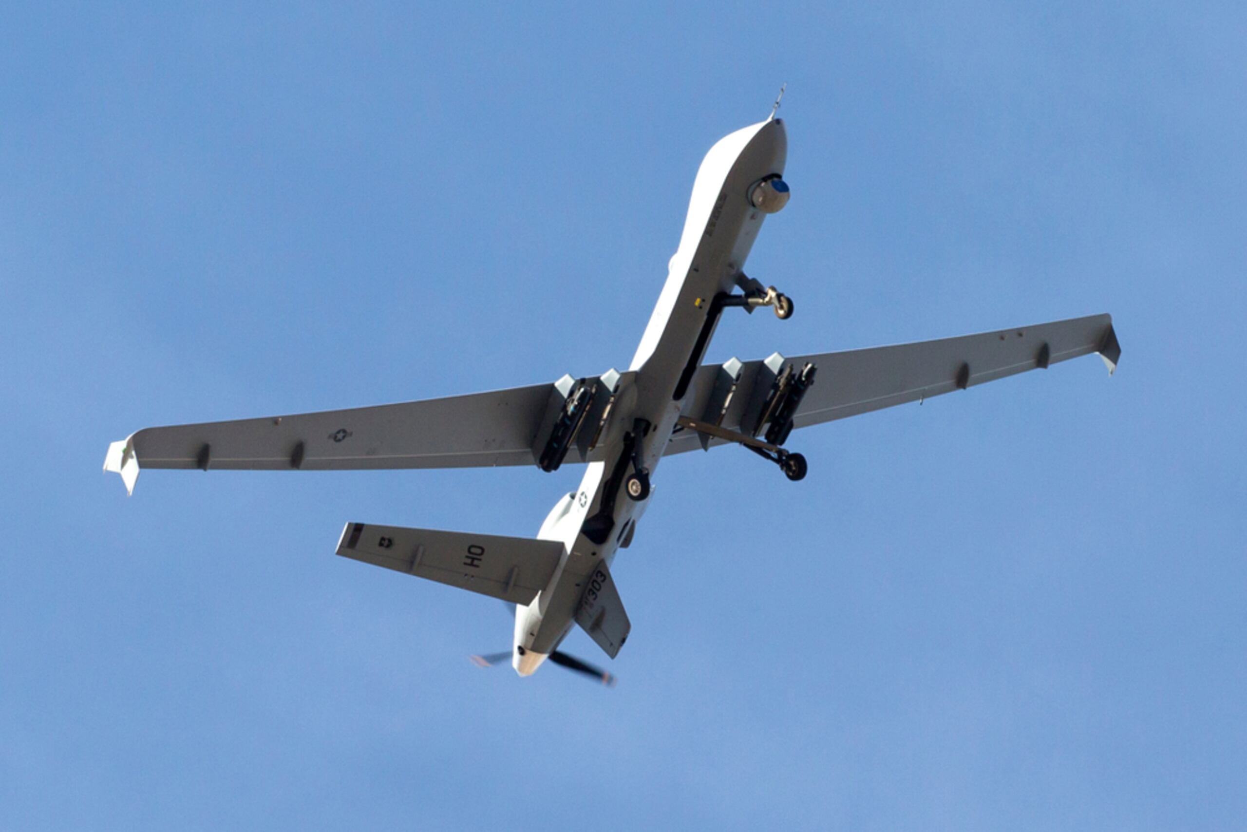Se cree que la CIA también ha volado drones Reaper sobre Yemen, tanto para monitorear la guerra como en su campaña contra Al Qaeda en la Península Arábiga, la filial local del grupo miliciano.
