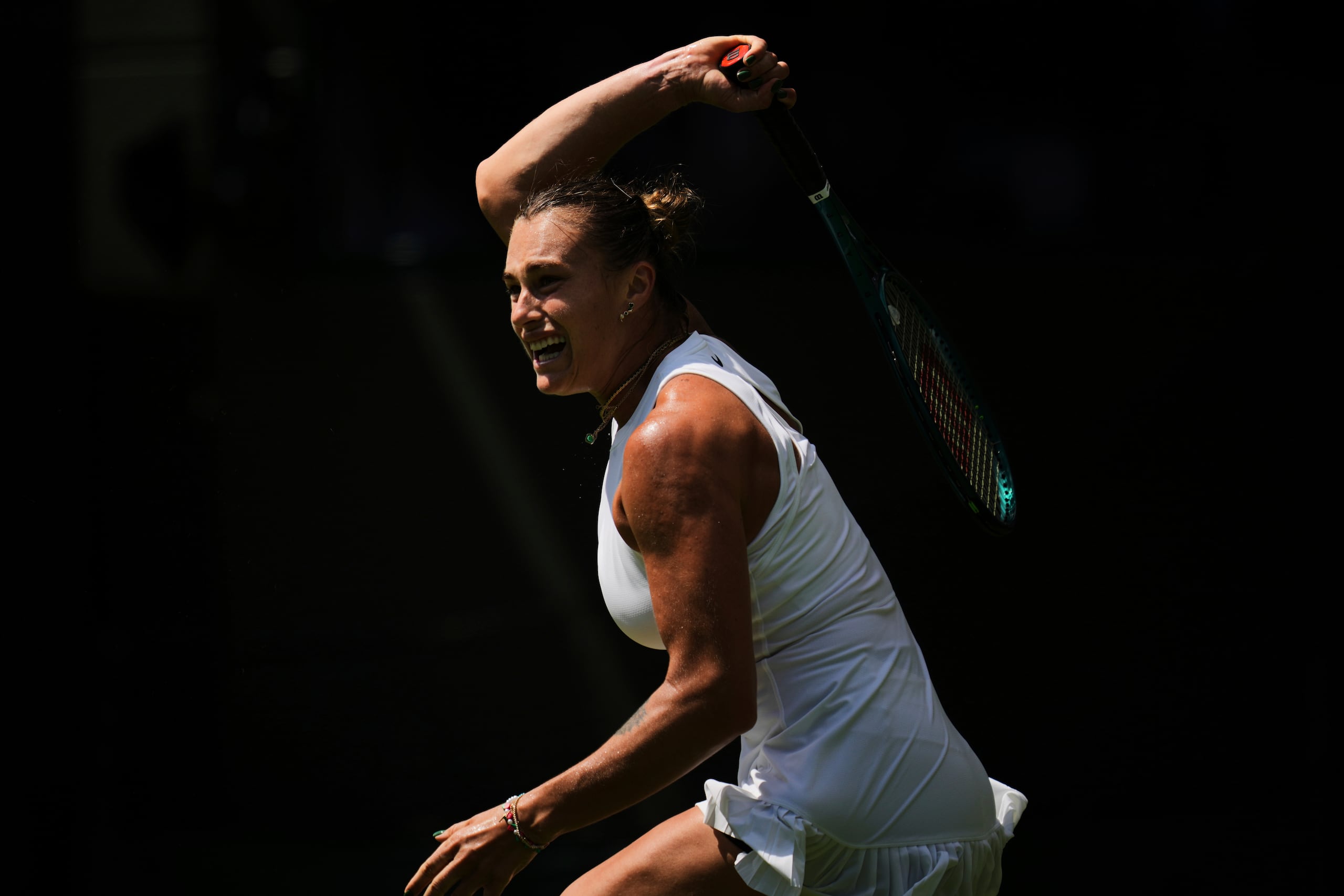La bielorusa Aryna Sabalenka reacciona durante su partido de primera ronda del torneo de tenis de Wimbledon frente a la canadiense Carson Branstine, el lunes 30 de junio de 2025, en Londres.
