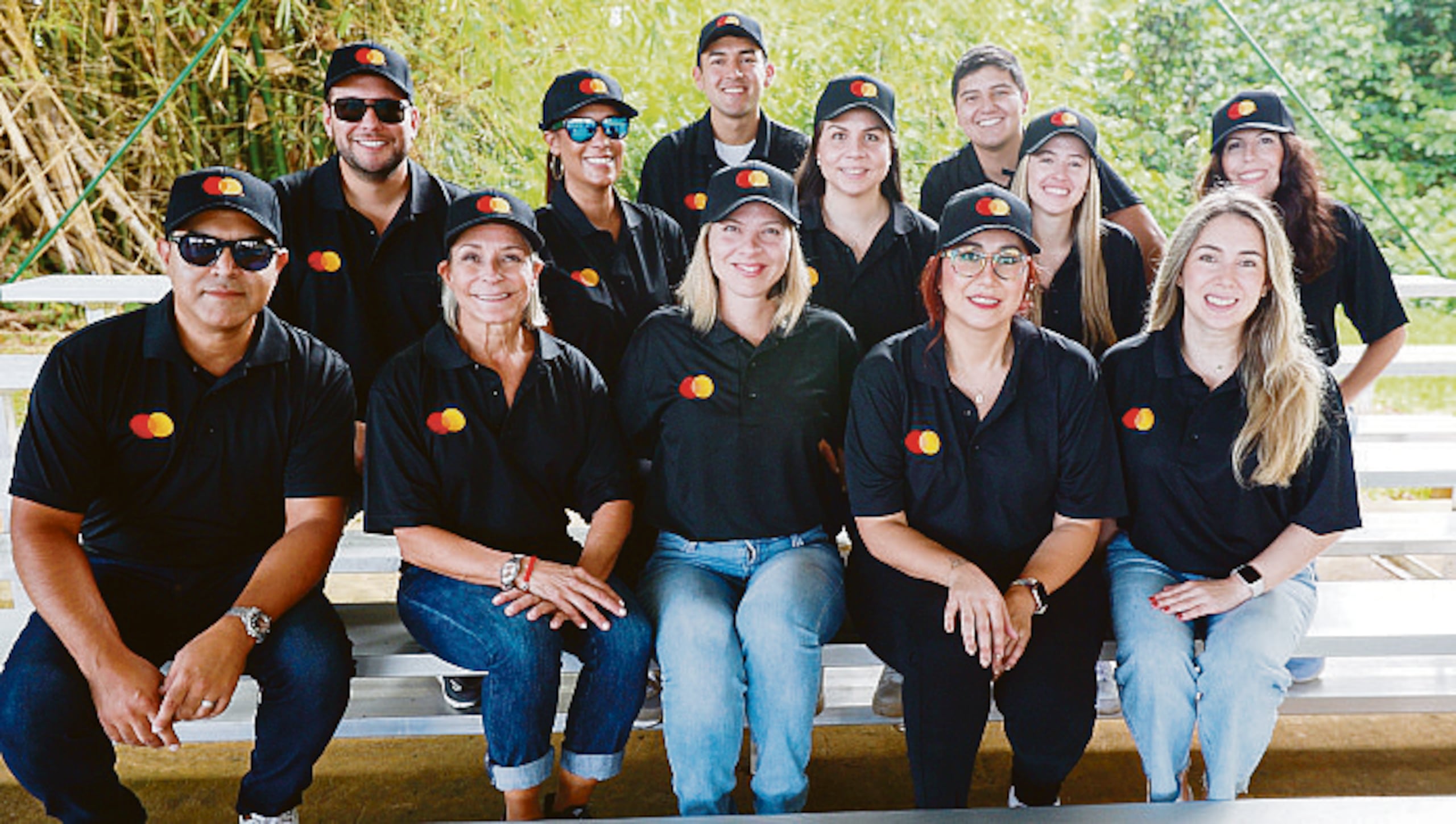 El equipo de Master Card se unio a Somos Puerto Rico, durante la repartición de alimentos y compras en el barrio Cuchillas de Corozal.