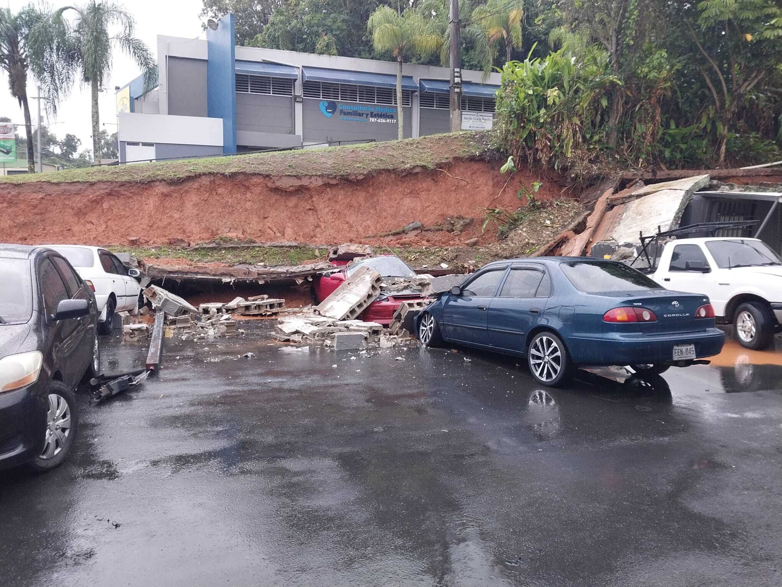 Varios vehículos quedaron sepultados tras el colapso de un muro en Naranjito.