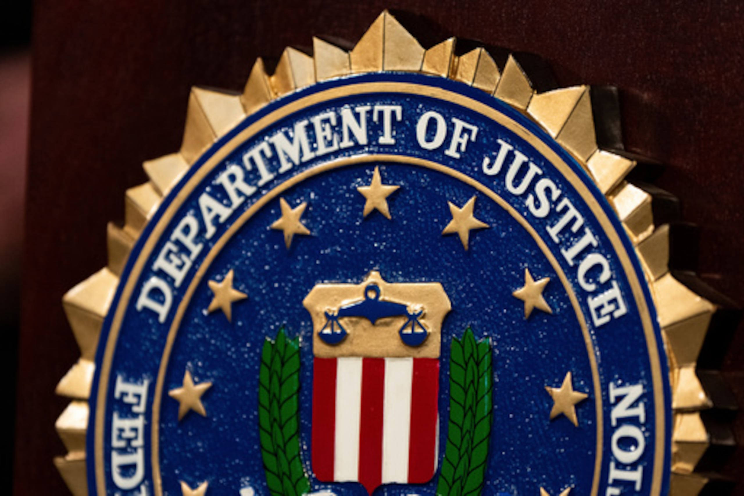 ARCHIVO - Un sello del FBI se muestra en un podio antes de una conferencia de prensa en la oficina de campo en Portland, Oregon, el jueves 16 de enero de 2025. (AP Photo/Jenny Kane, Archivo)