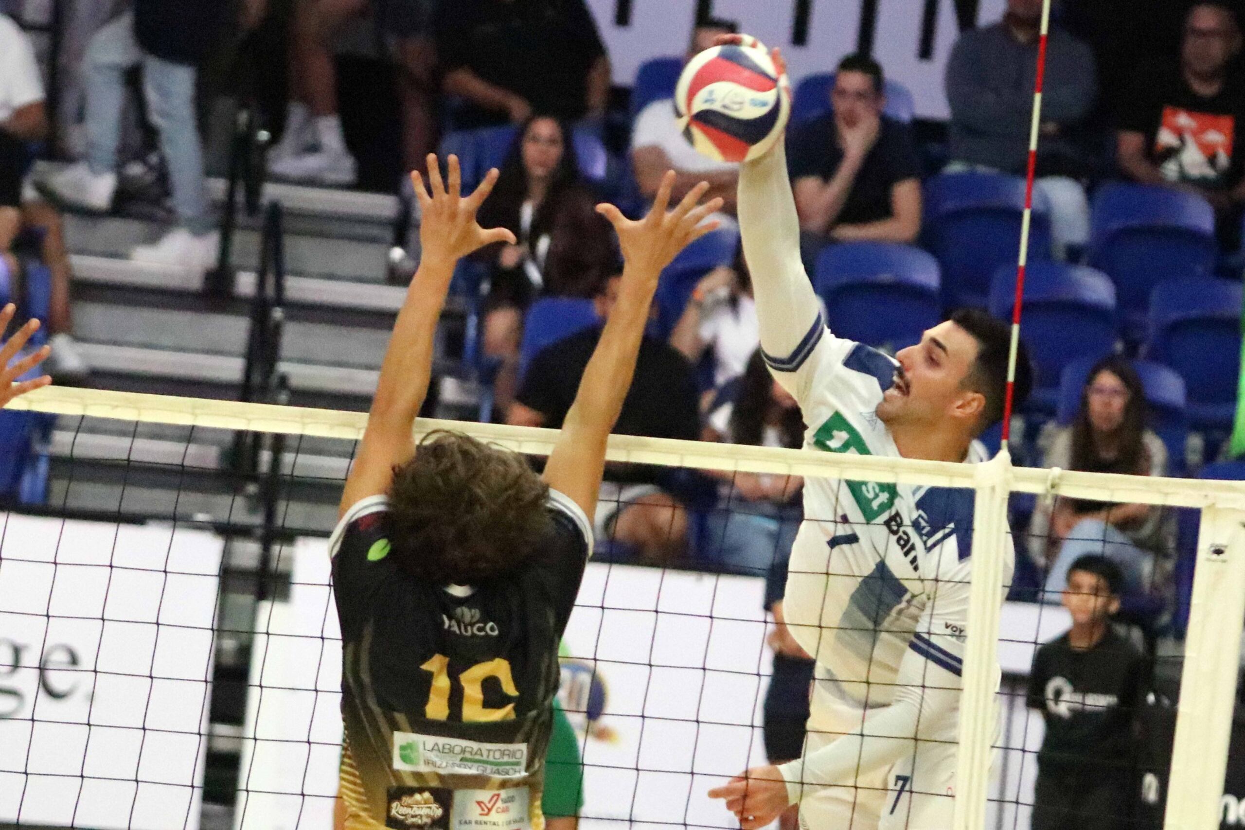 Gianluca Grasso, de los Mets de Guaynabo, busca la apertura en el bloqueo de Yauco en el partido del domingo.