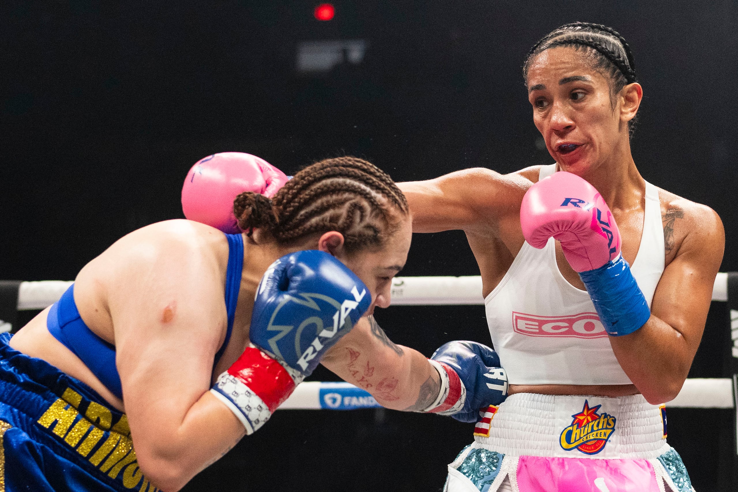 El récord de más nocauts en la historia del boxeo femenino lo posee la estadounidense Christy Martin (49-7-3, 32 KOs). En la foto, la cartelera de pelea entre Amanda Serrano y Reina Tellez el sábado, 3 de enero en el Coliseo Roberto Clemente.
