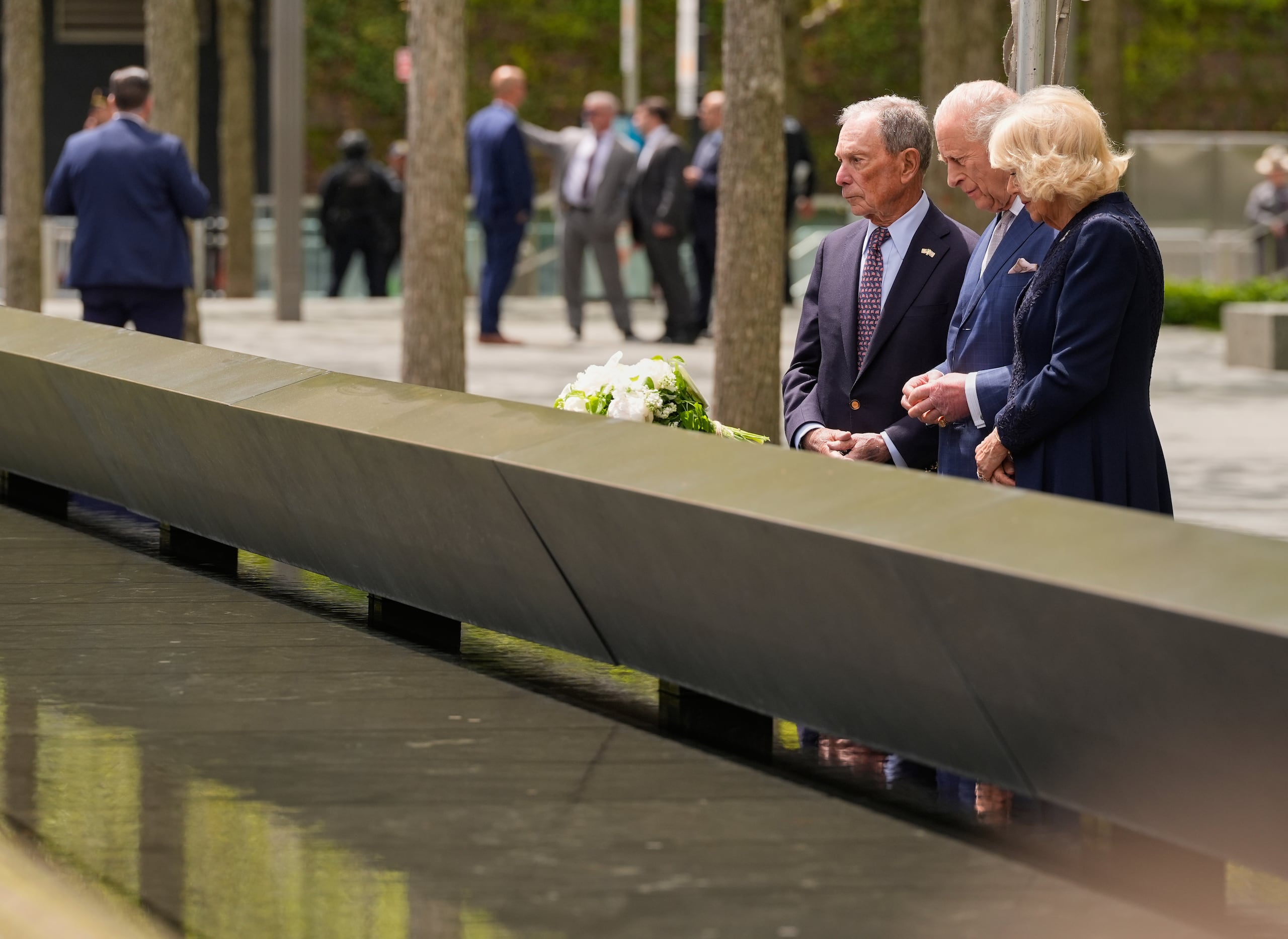 El exalcalde de la Ciudad de Nueva York Michael Bloomberg, izquierda, el rey Carlos III y la reina Camila visitan el Monumento Nacional del 11 de Septiembre, el miércoles 29 de abril de 2026, en Nueva York. (AP Foto/Seth Wenig)