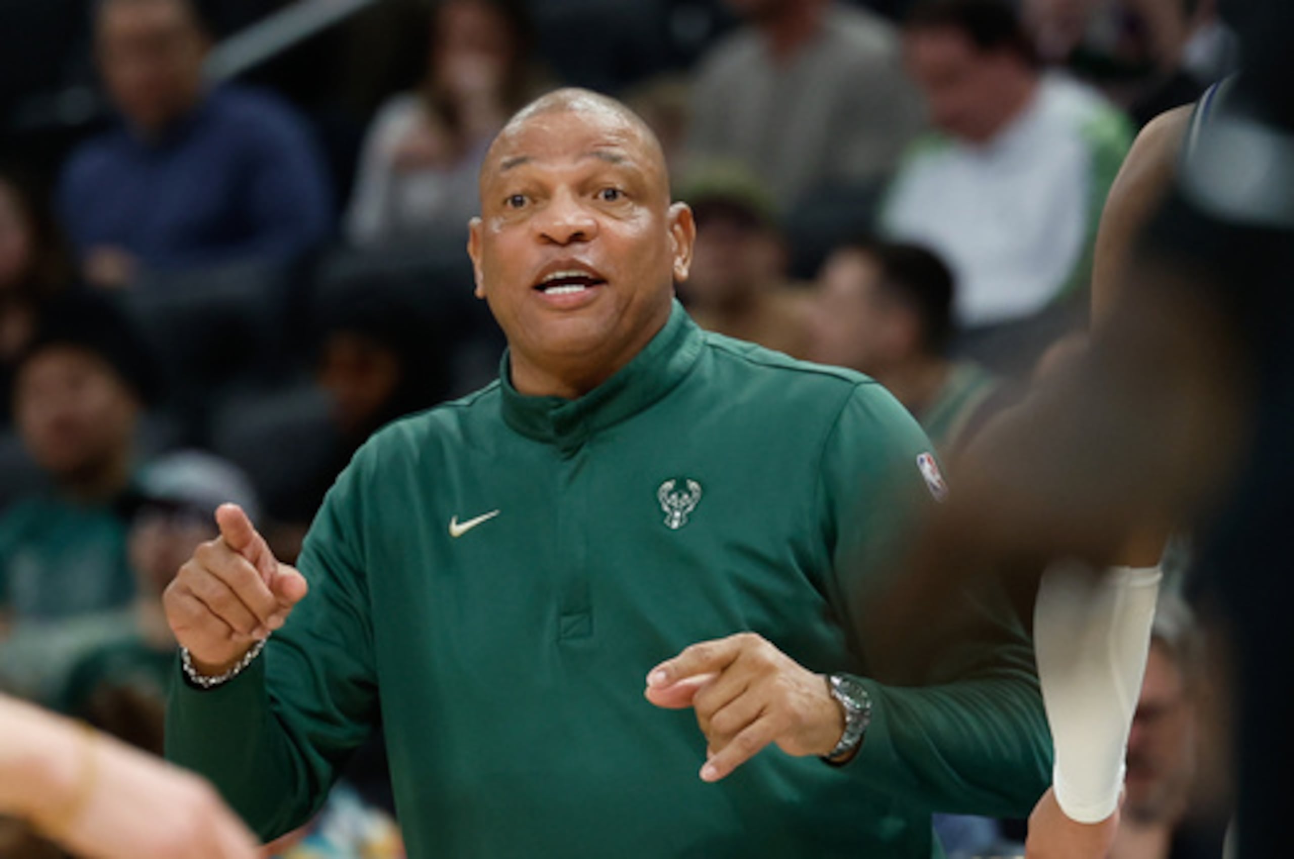 El entrenador de los Milwaukee Bucks, Doc Rivers, en la banda durante la primera mitad de un partido de baloncesto de la NBA contra los Brooklyn Nets, el viernes 10 de abril de 2026, en Milwaukee. (AP Photo/Jeffrey Phelps)