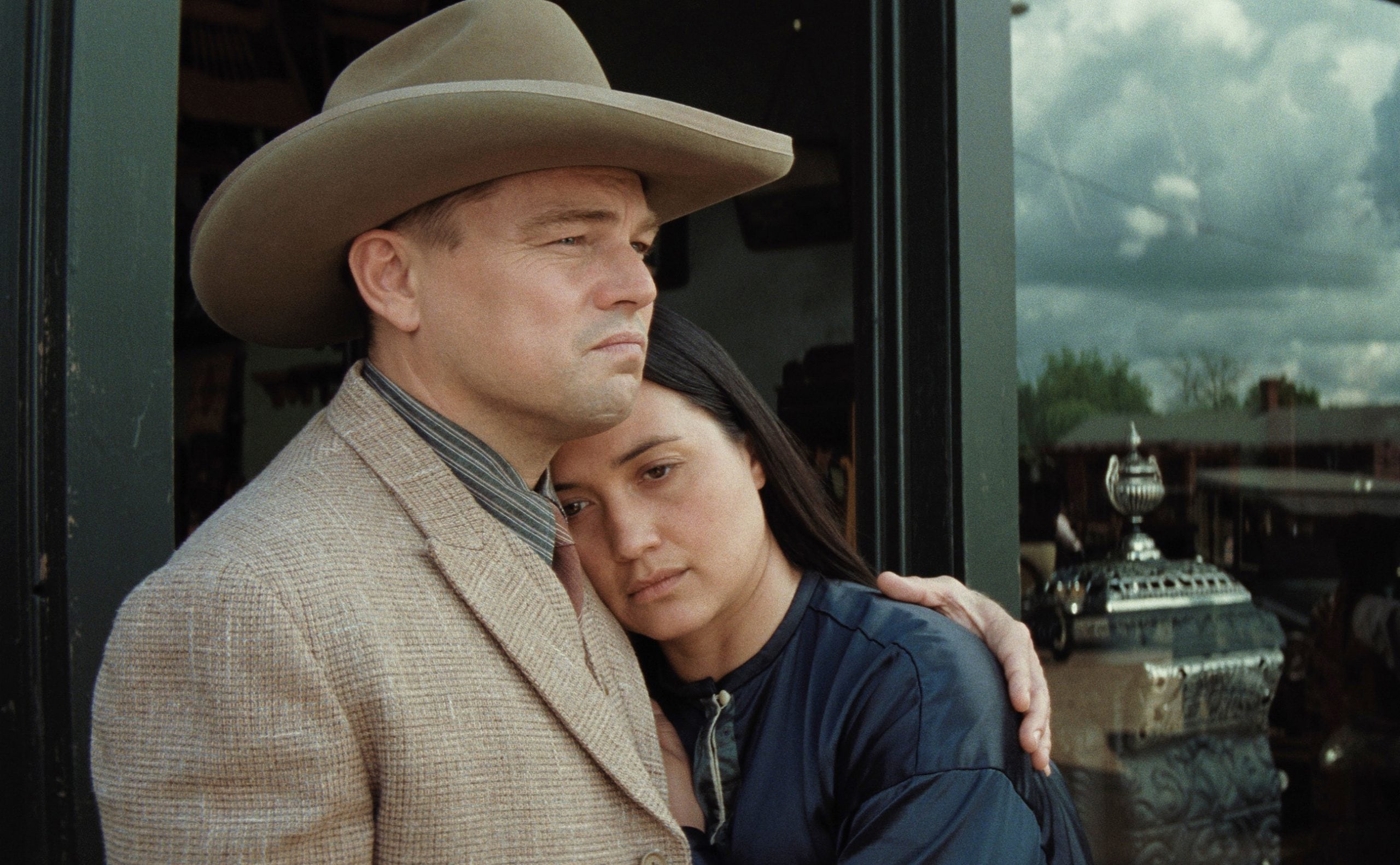 Actualmente, el actor se encuentra en boca de todos debido a su última película, “Los asesinos de la luna”, dirigida por Martin Scorsese y que protagoniza junto a Lily Gladstone, en la foto, que ya recibió 10 nominaciones a los Premios Oscar.