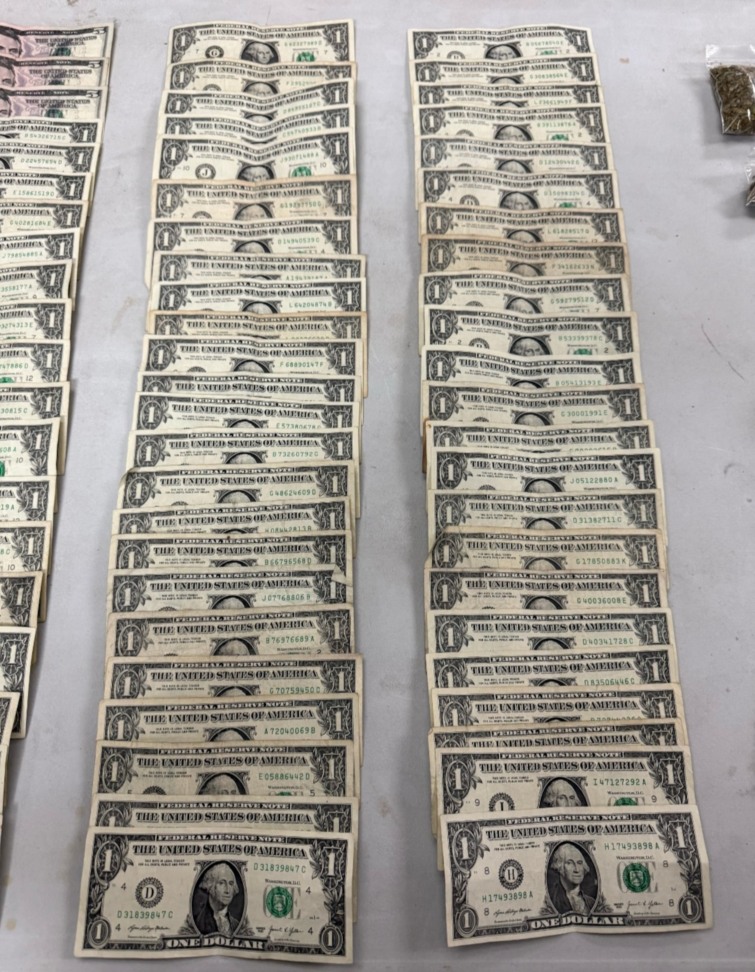 Dinero ocupado durante el operativo en Manatí, Barceloneta y Ciales.