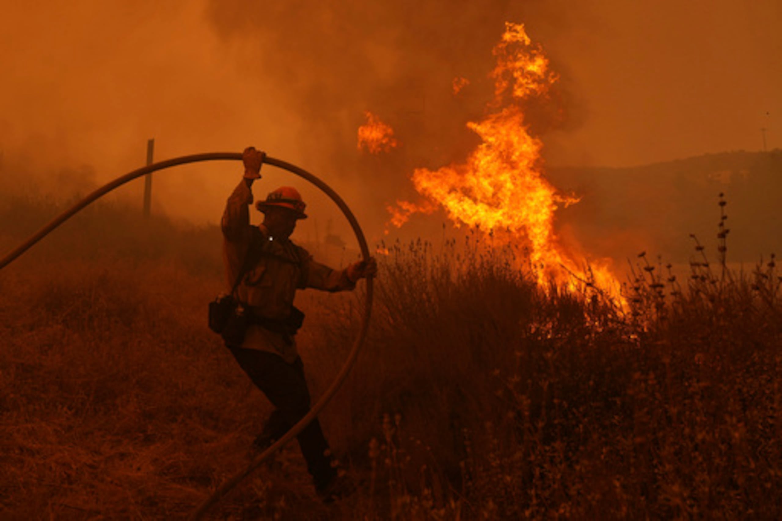 Las condiciones provocadas por el cambio climático favorecen incendios grandes y de alta intensidad en el sur de Europa, a la par que extienden la temporada de incendios hacia el norte.