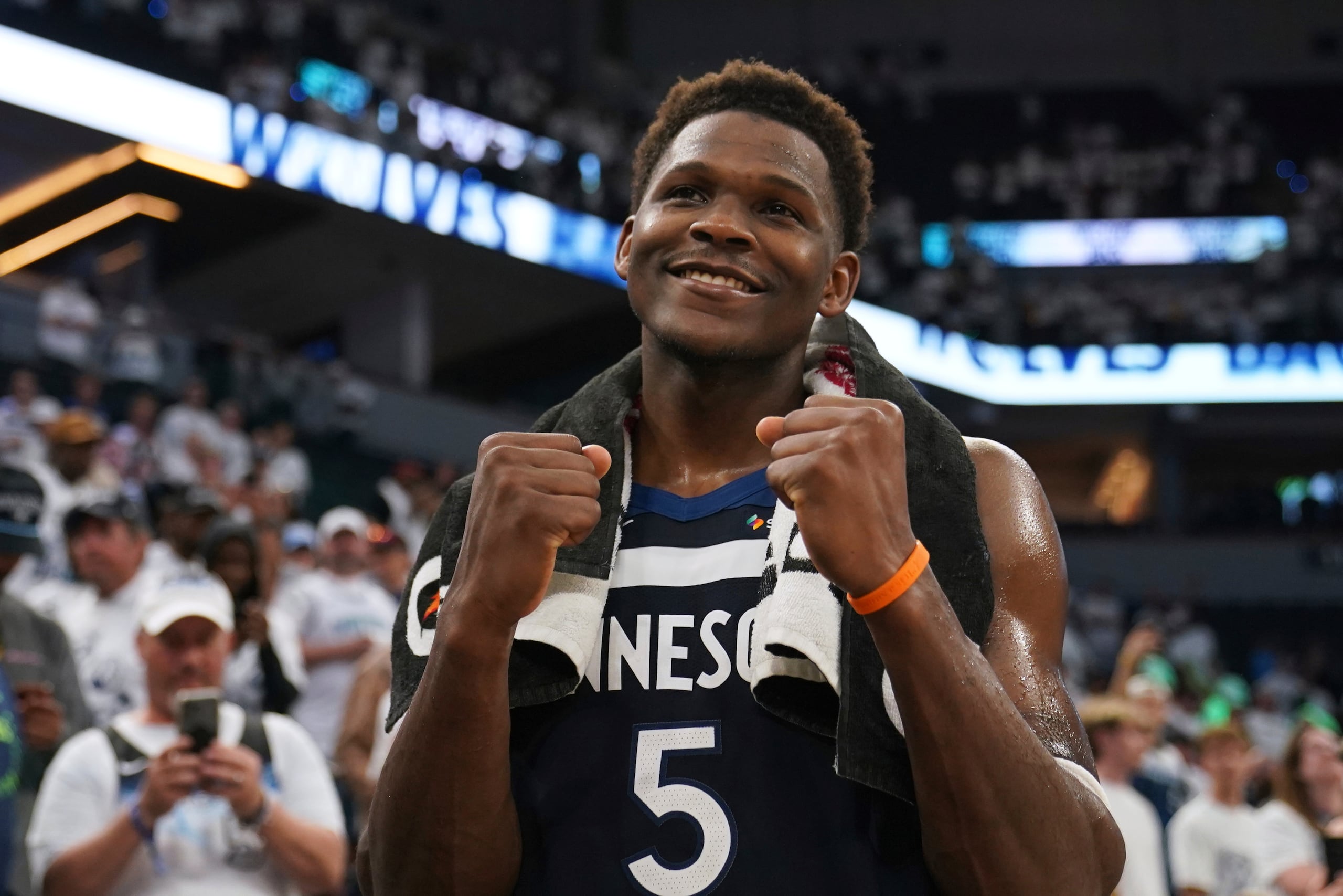 Anthony Edwards (5) de los Timberwolves de Minnesota.