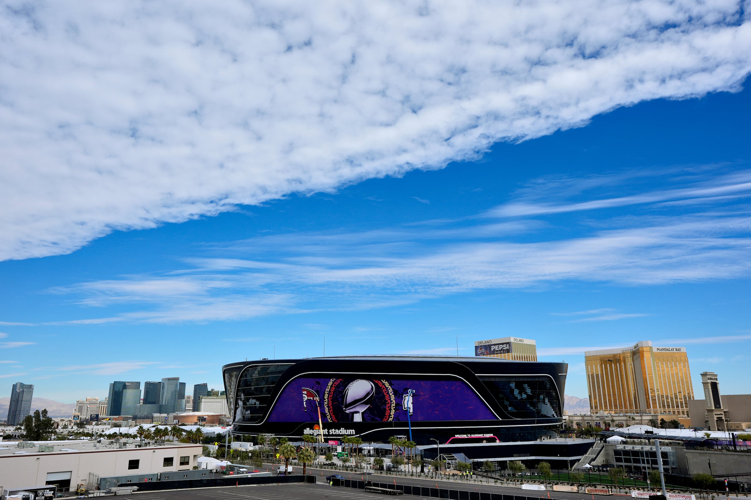 Trabajadores preparan el Estadio Allegiant antes del Super Bowl 58 en foto del 31 de enero del 2024. (AP Foto/Matt York)