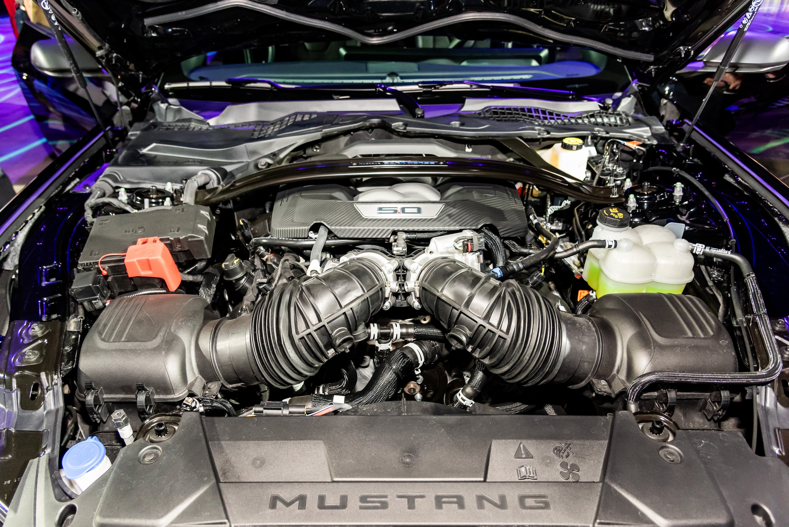 Este modelo está propulsado por un avanzado motor Coyote V8 de 5.0 litros que ofrece la mayor potencia de aspiración natural de cualquier GT.