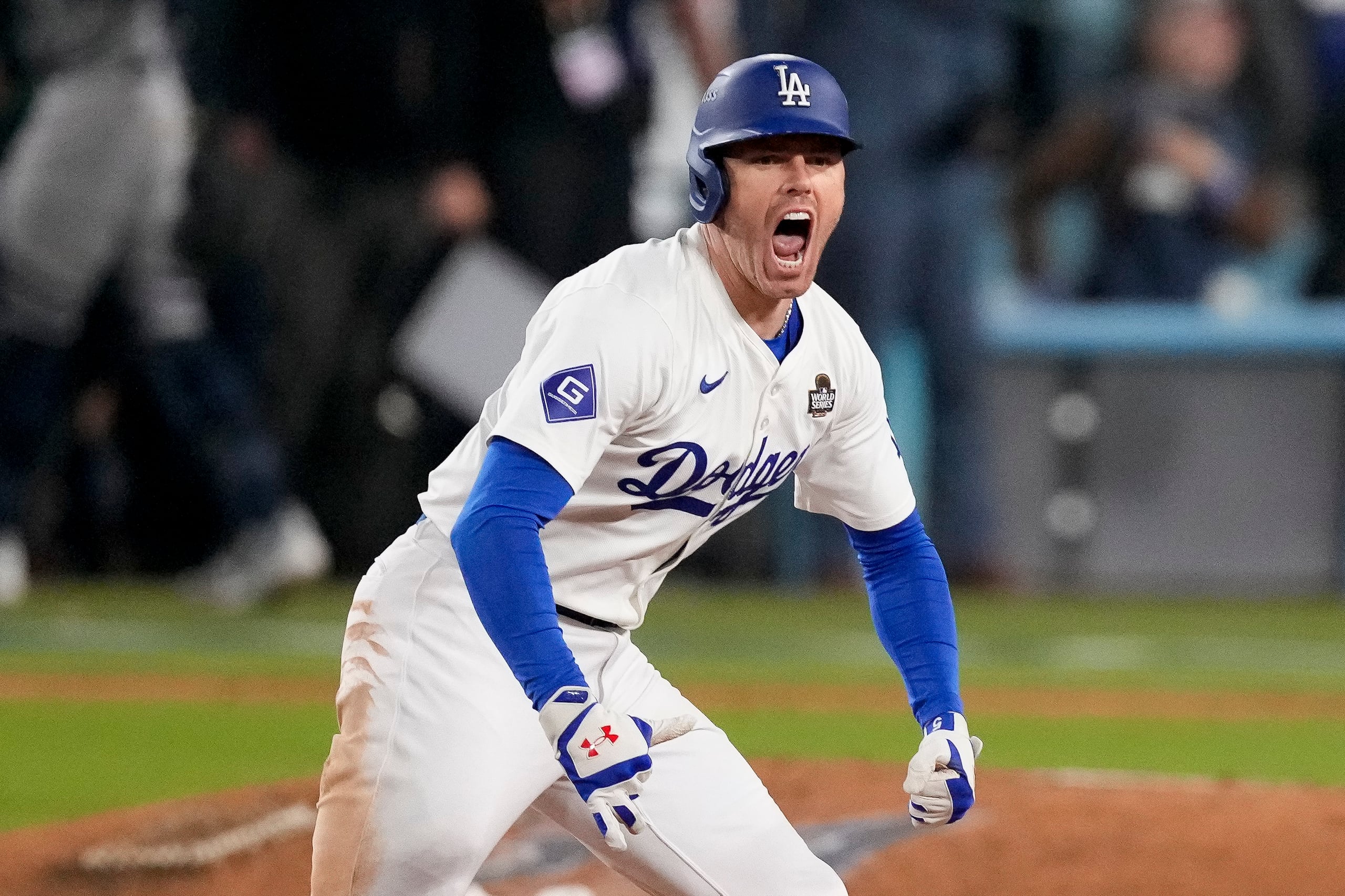 Freddie Freeman, de los Dodgers de Los Ángeles, festeja después de conectar un grand slam en la novena entrada del primer juego de la Serie Mundial 2024.