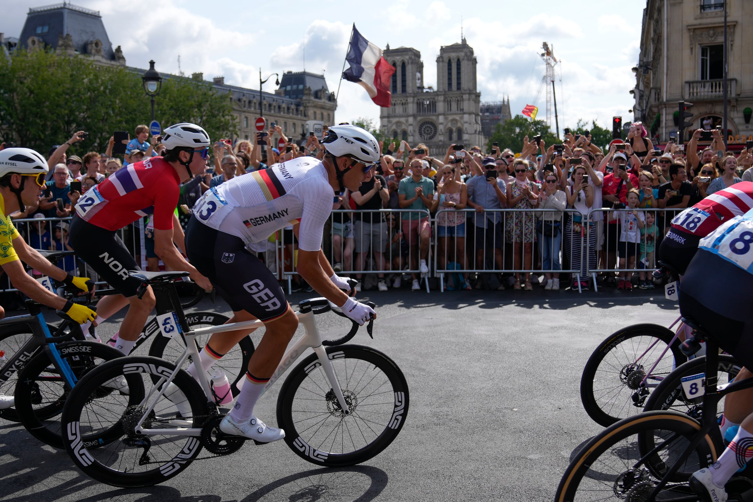 El alemán Nils Politt pasa frente a la catedral de Notre Dame durante la carrera de ruta del ciclismo de los Juegos Olímpicos, el sábado 3 de agosto de 2024.