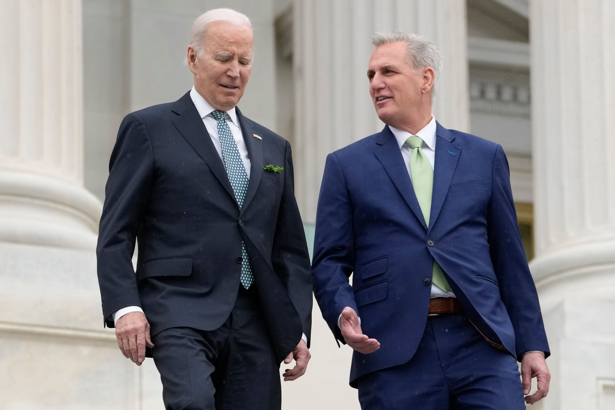 El presidente Joe Biden y el presidente de la Cámara de Representantes, Kevin McCarthy, en el Capitolio federal.