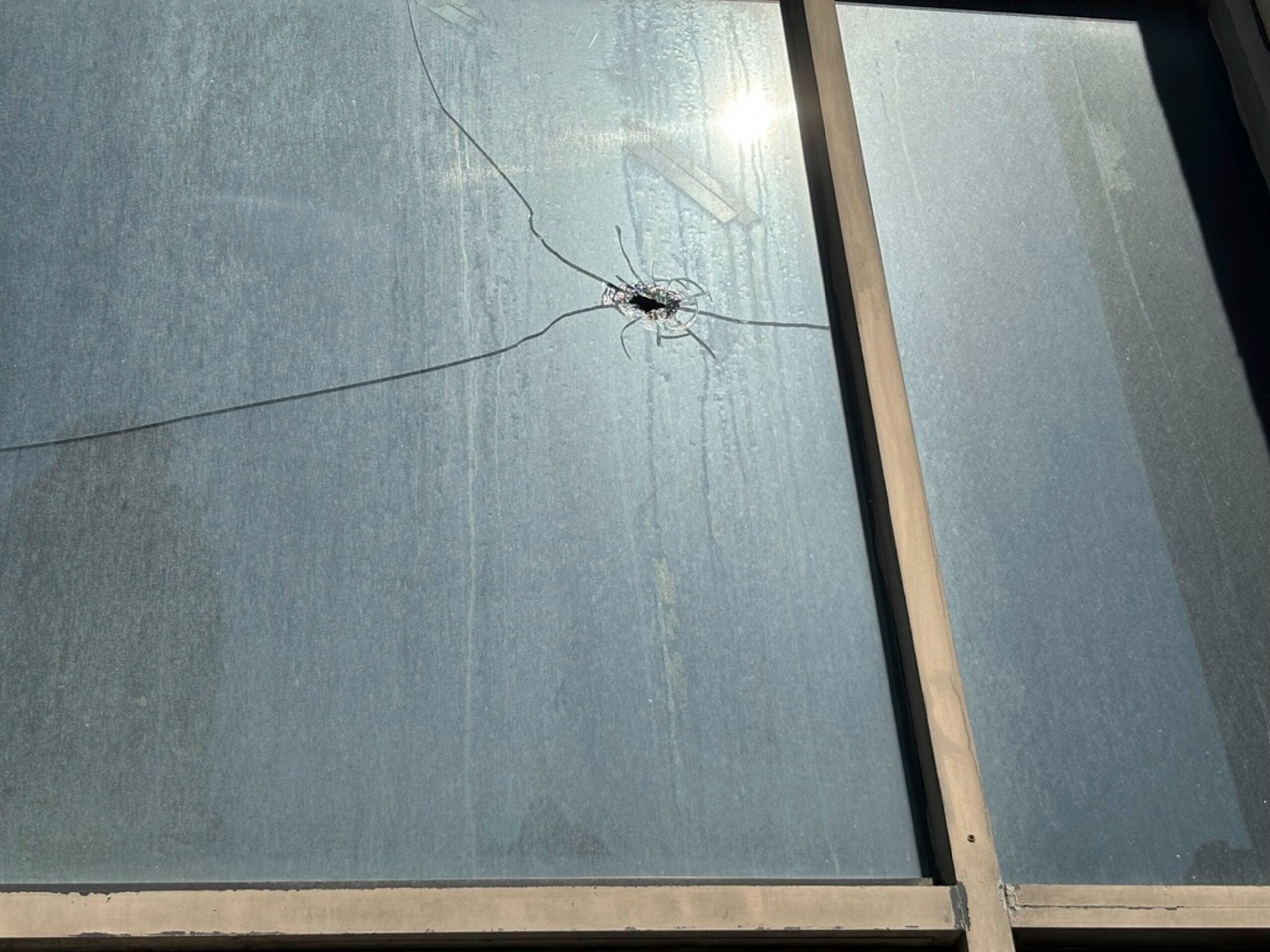 Aparente agujero de bala en la ventana de Hush en Birmingham, Alabama, el 22 de septiembre de 2024, el día después de que ocurriera un tiroteo masivo.