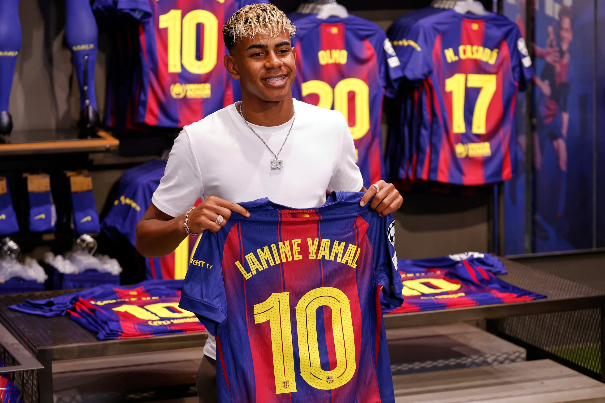 Lamine Yamal posa con su nueva camiseta del Barcelona tras firmar una extensión de contrato, el miércoles 16 de julio de 2025.