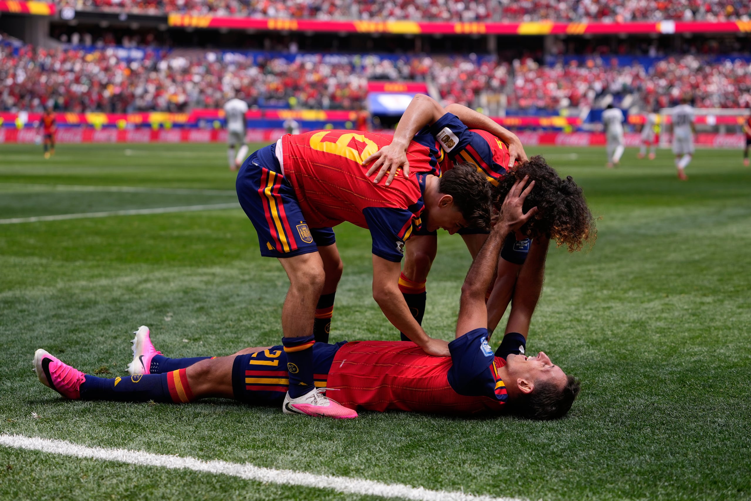 Mikel Oyarzabal, en el césped, festeja con sus compañeros Gavi y Marc Cucurella tras marcar un gol ante Austria.