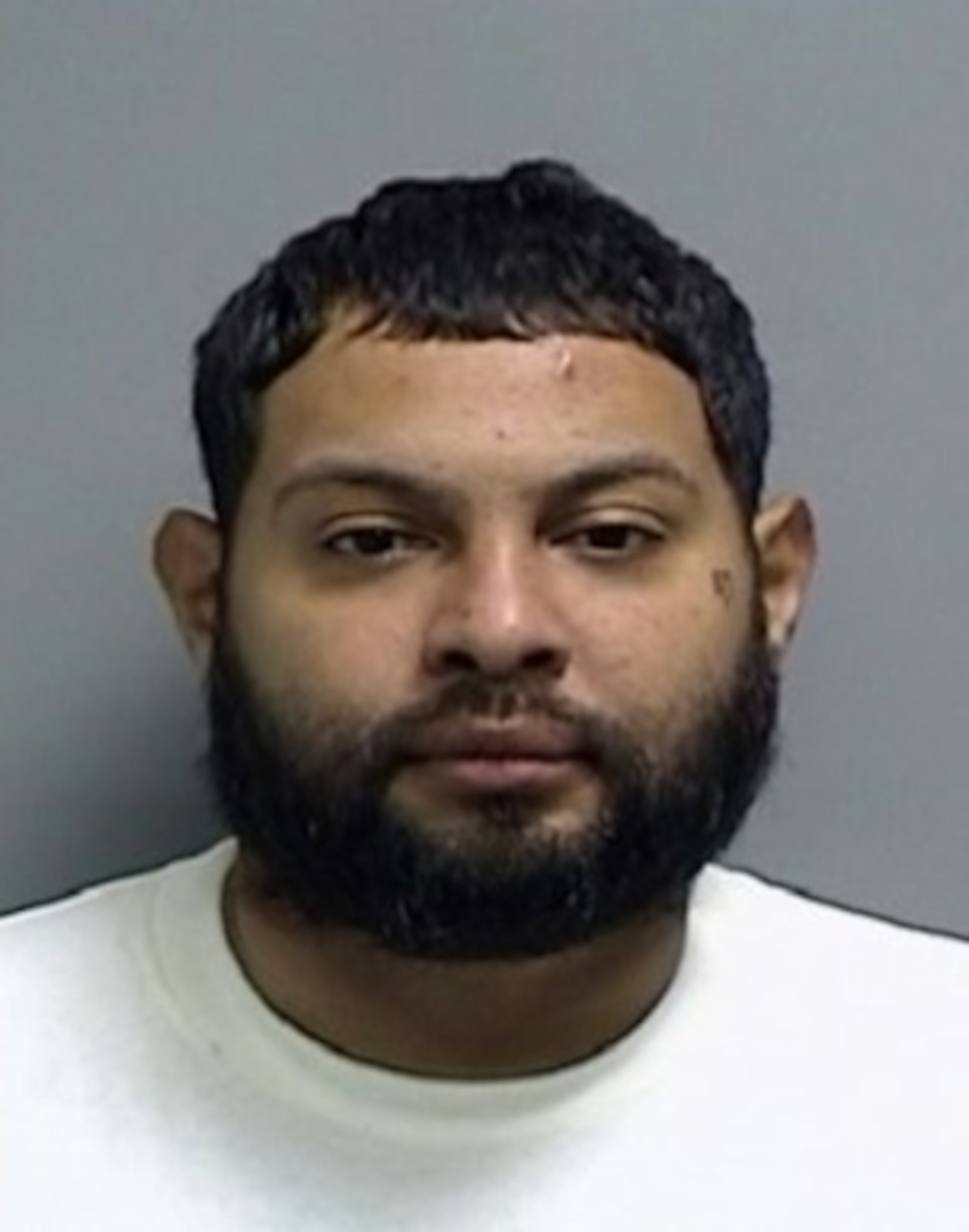 Contra el fugitivo Kelmy Daniel Rodríguez Santos, de 33 años, pesa una orden de arresto por violencia doméstica, expedida por la jueza Margarita Gaudier, del Tribunal de Mayagüez, con una fianza de $300,000.