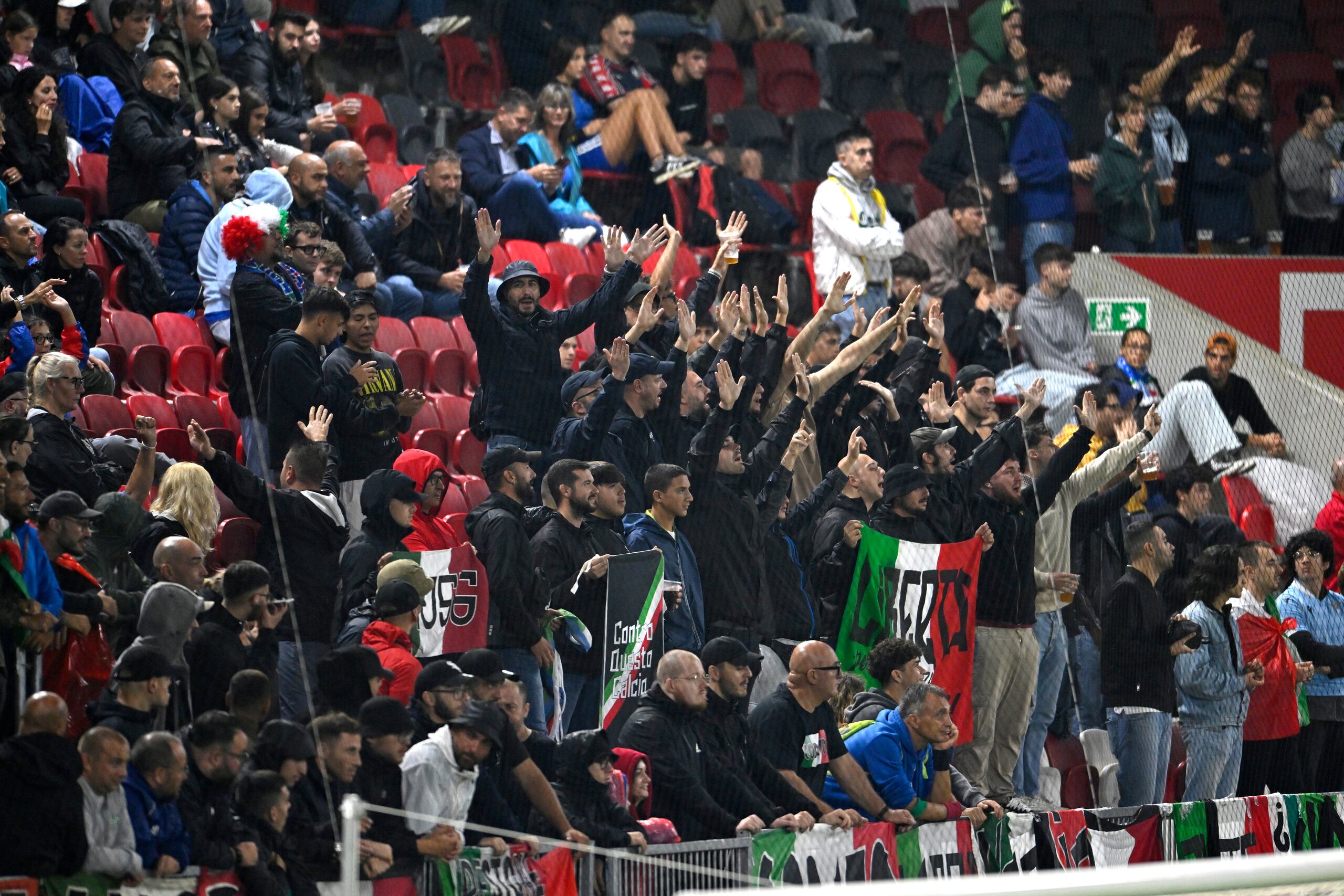 Aficionados italianos alientan a su equipo durante el encuentro de la Liga de Naciones ante Israel en Budapest, Hungría el lunes 9 de septiembre del 2024.