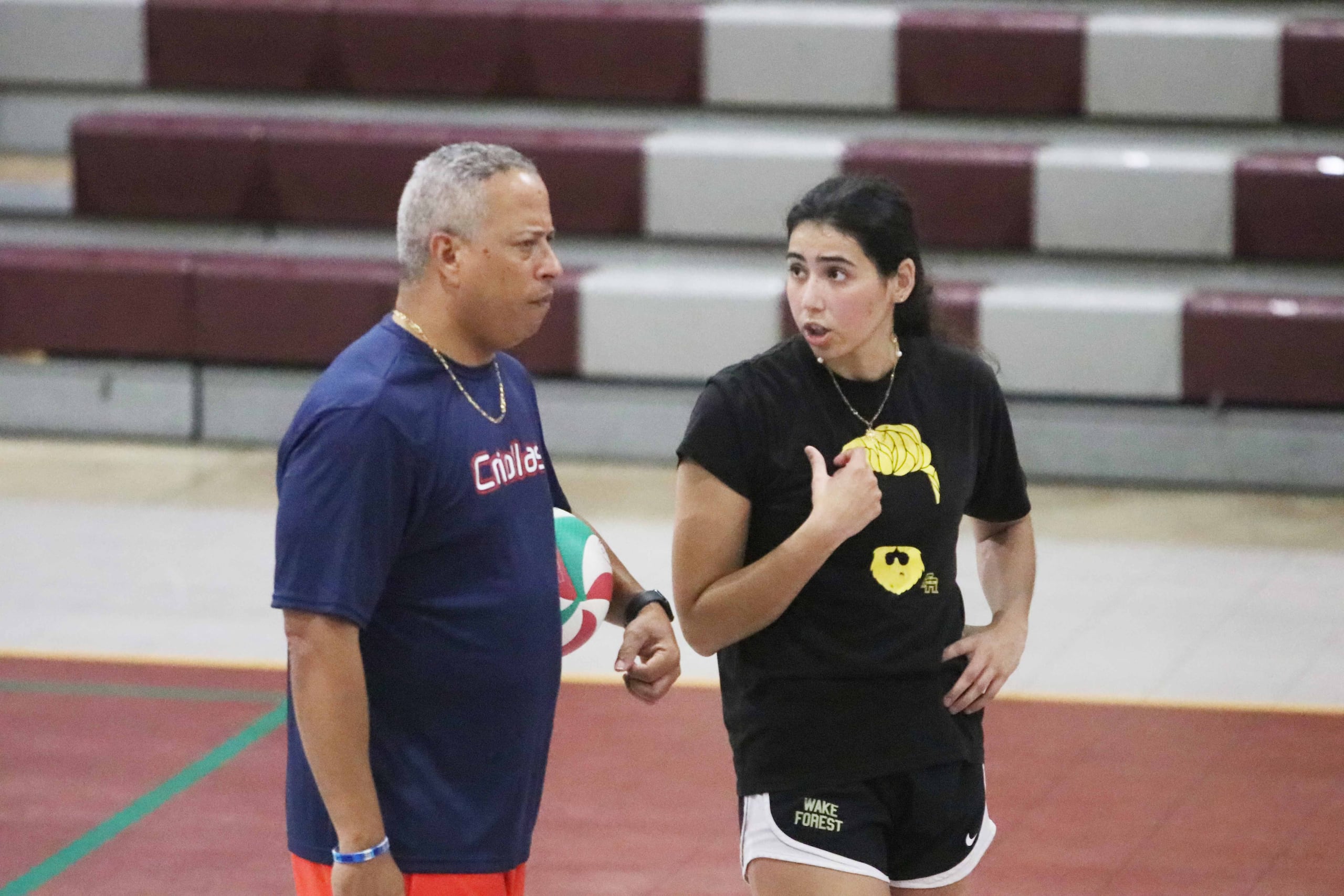 El dirigente Juan Carlos Núñez y la acomodadora Andrea Fuentes se comunican durante la primera práctica de las Criollas de Caguas con miras a la temporada 2024 que inicia el 18 de enero.