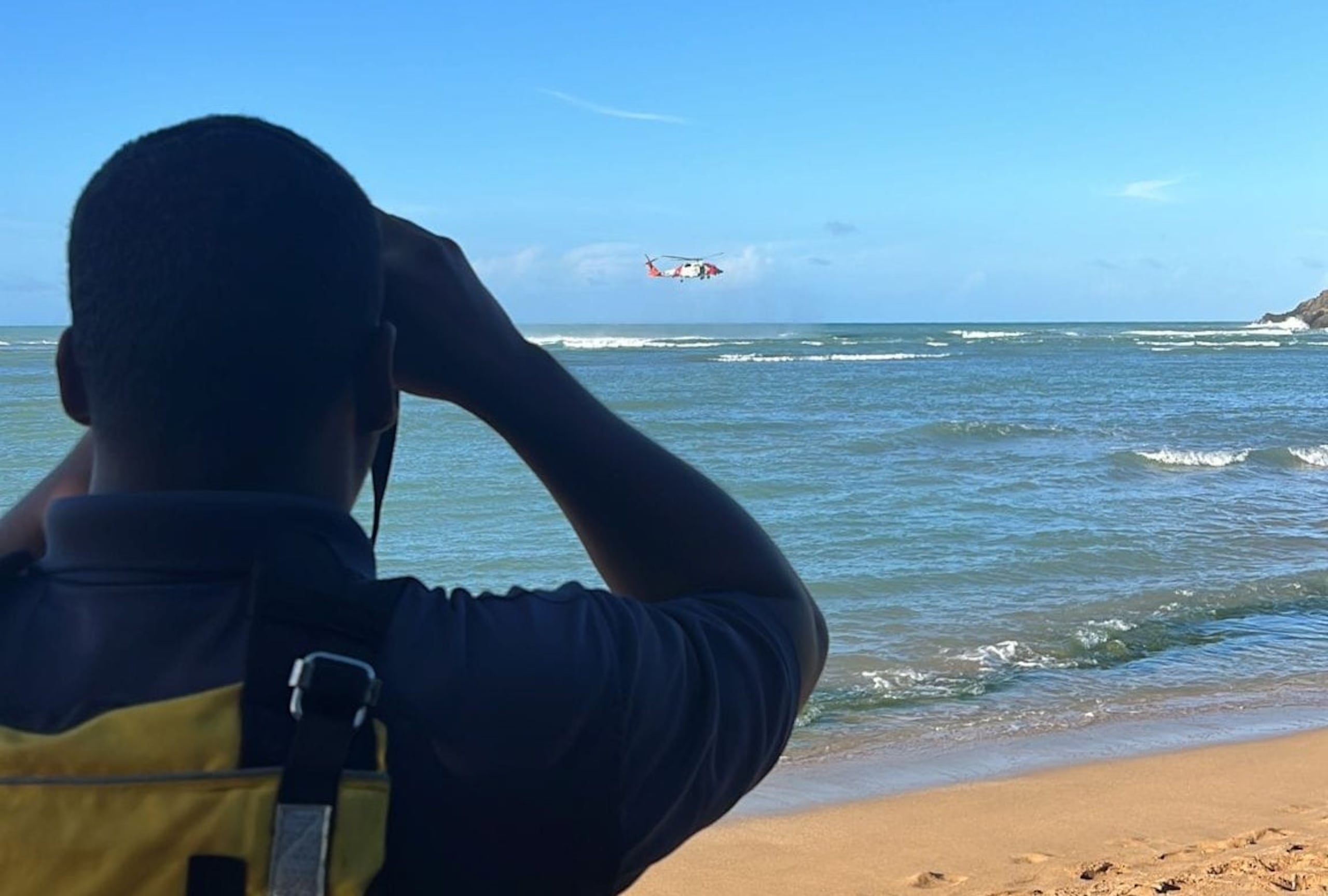 Imágen de una búsqueda por mar y tierra de una persona que fue arrastrada por las fuertes corrientes en una playa.