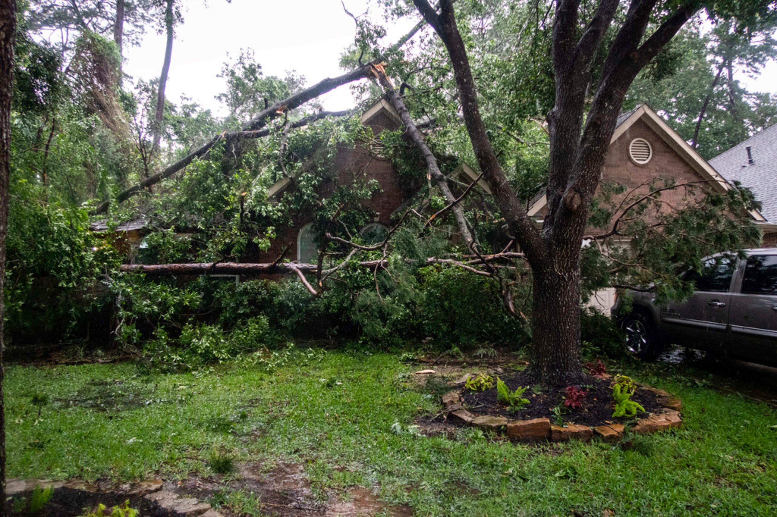 Árbol caído sobre una casa en Spring, Texas.