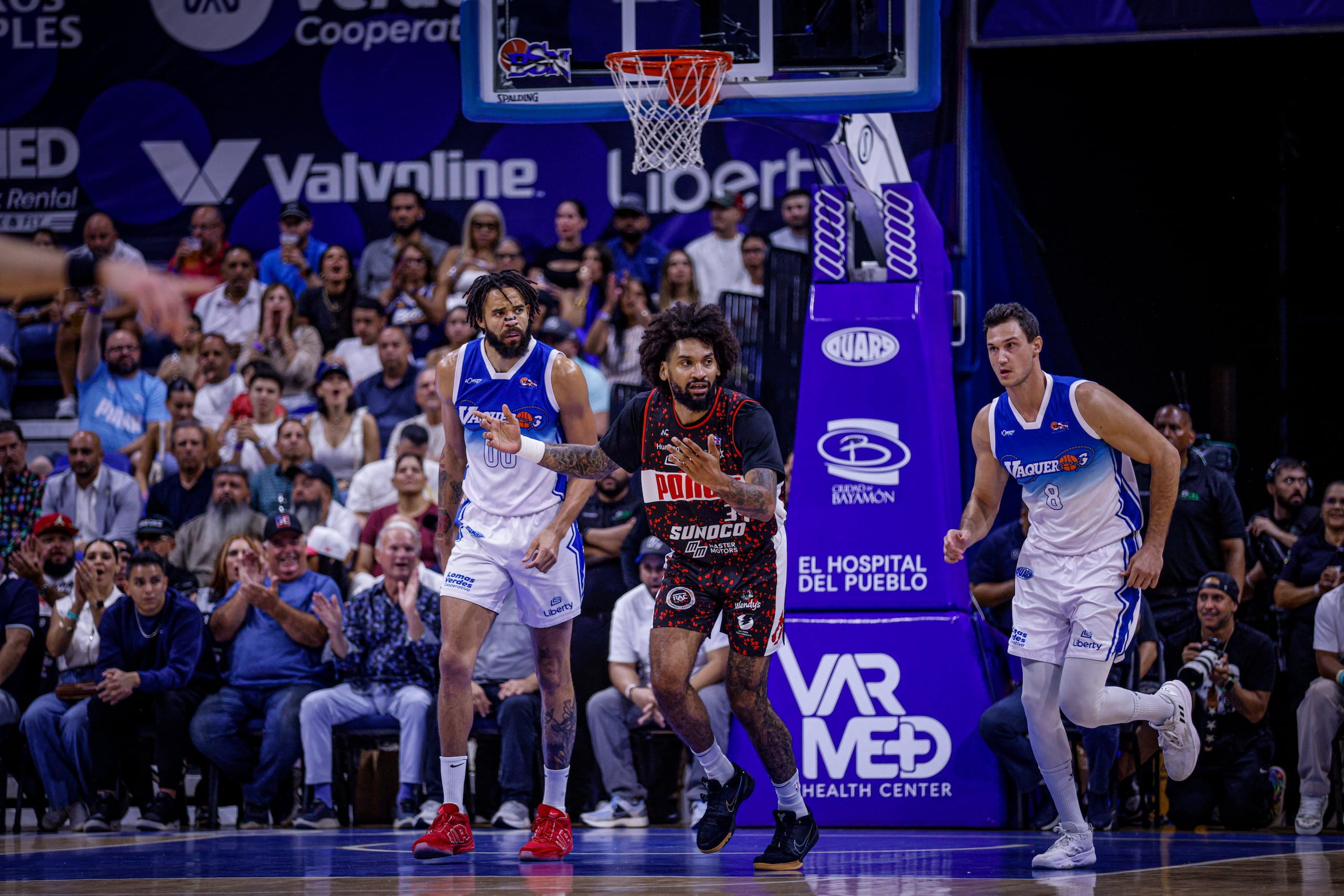 McGee y Gallinari con el uniforme de los Vaqueros.