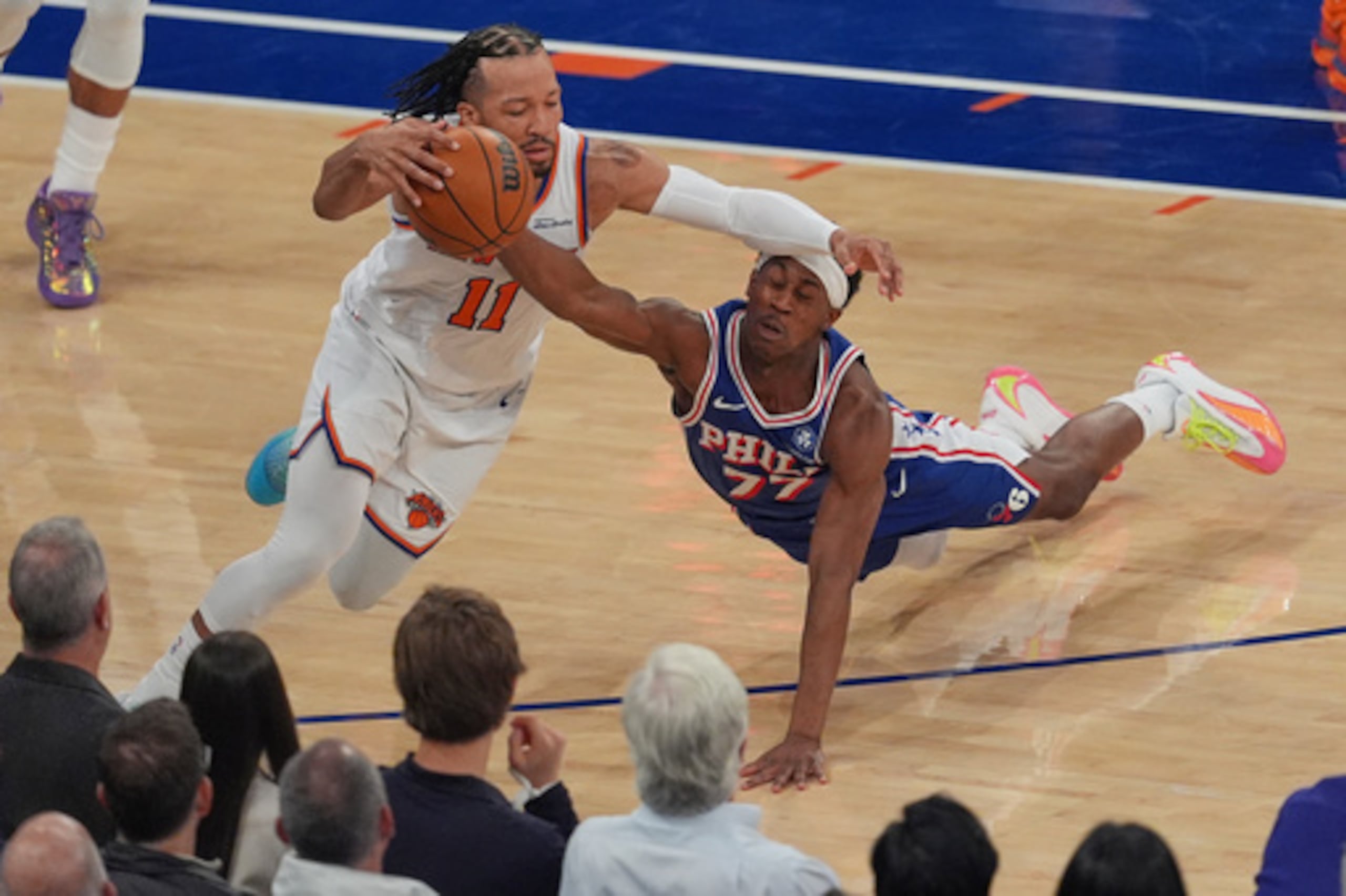 Vj Edgecombe, de los Philadelphia 76ers, a la derecha, comete falta sobre Jalen Brunson, de los New York Knicks, durante la primera mitad del primer partido de la segunda ronda de los playoffs de baloncesto de la NBA, el lunes 4 de mayo de 2026, en Nueva York. (AP Photo/Seth Wenig)