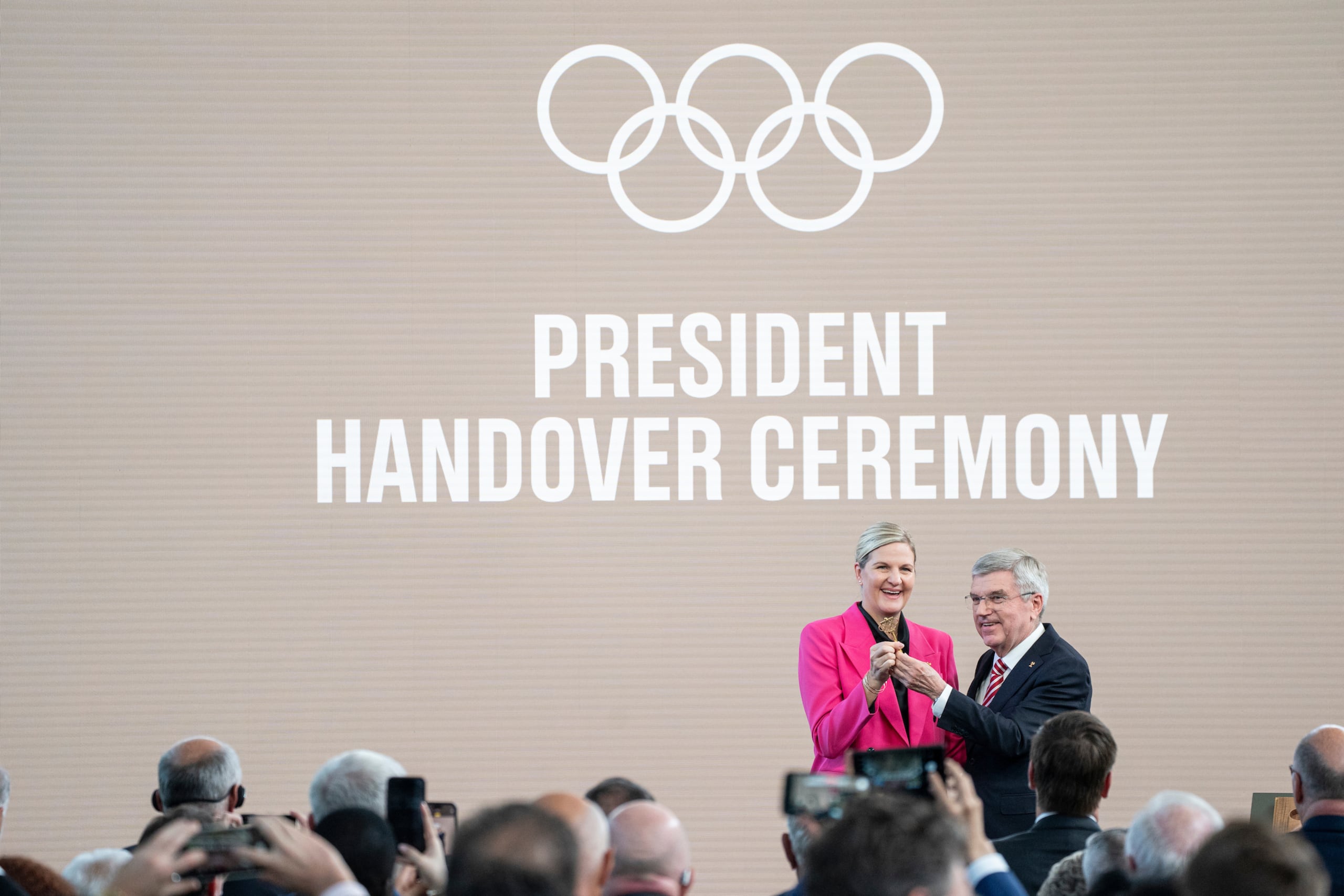 La zimbabuense Kirsty Coventry (i) se ha convertido en la décima presidenta del Comité Olímpico Internacional (COI), primera mujer que ostenta el cargo, tras la ceremonia de traspaso de poderes con su predecesor, el alemán Thomas Bach (d), en la sede del organismo en Lausana (Suiza). EFE/ IOC/Greg Martin