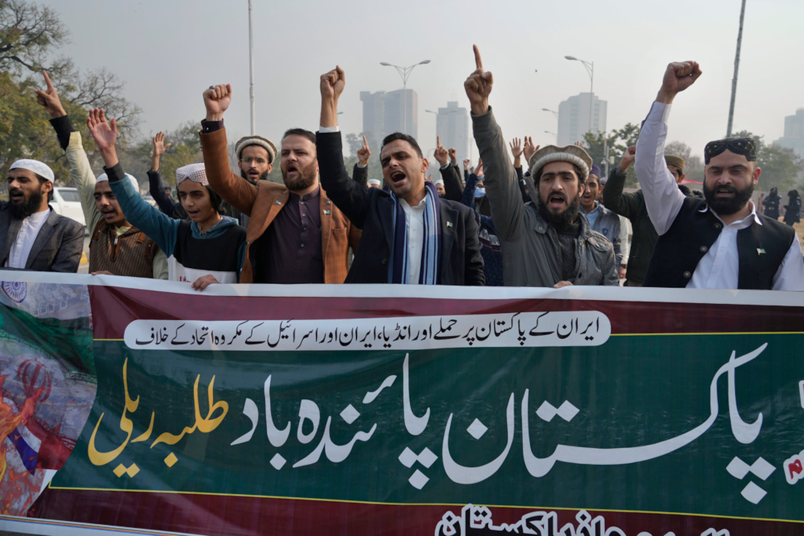 Miembros de la organización musulmana Talba Mahaz Pakistán corean consignas en una manifestación para condenar el ataque de Irán en la zona fronteriza con Pakistán, en Islamabad, Pakistán, el 18 de enero de 2024.