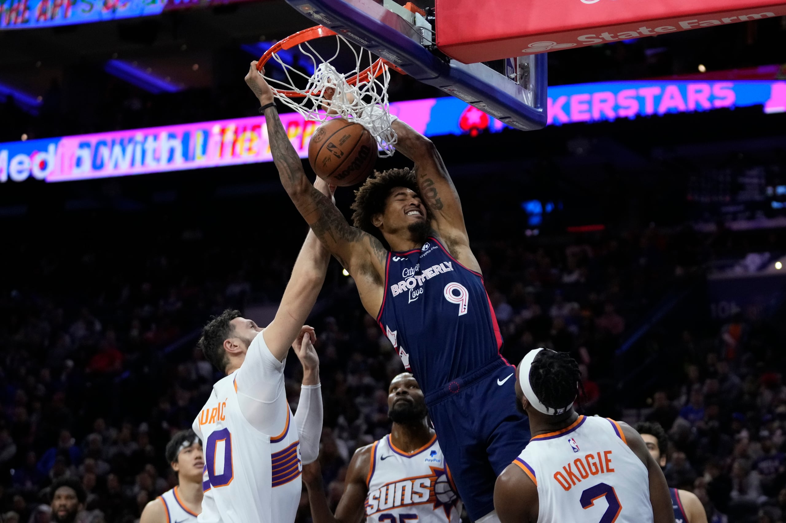 Kelly Oubre Jr., de los 76ers de Filadelfia, realiza una clavada en el partido ante los Suns de Phoenix.