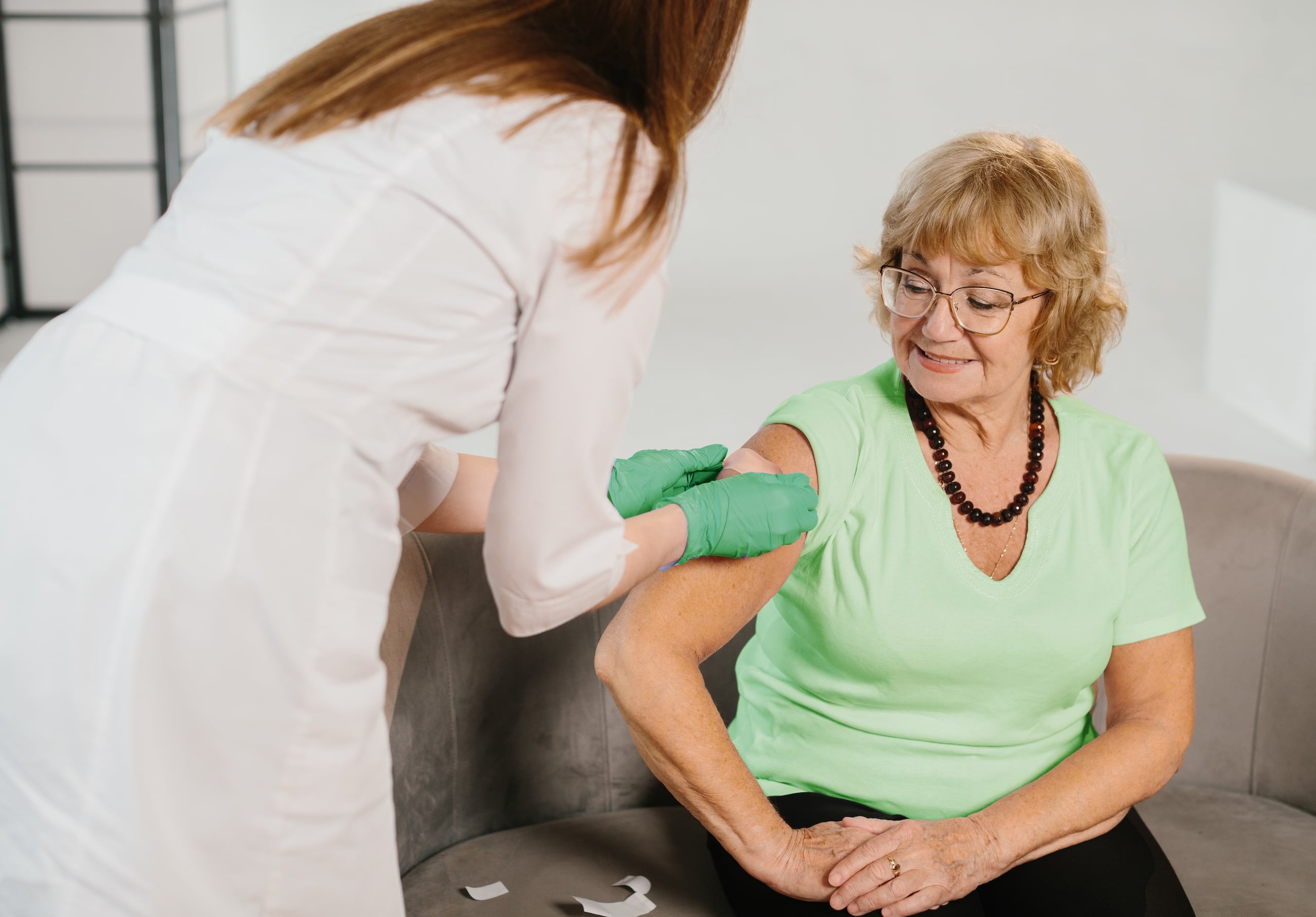 La vacuna contra la influenza se recomienda anualmente para todos los adultos, preferiblemente tan pronto esté disponible la vacuna de cada temporada; esto suele ser entre agosto y septiembre cada año.