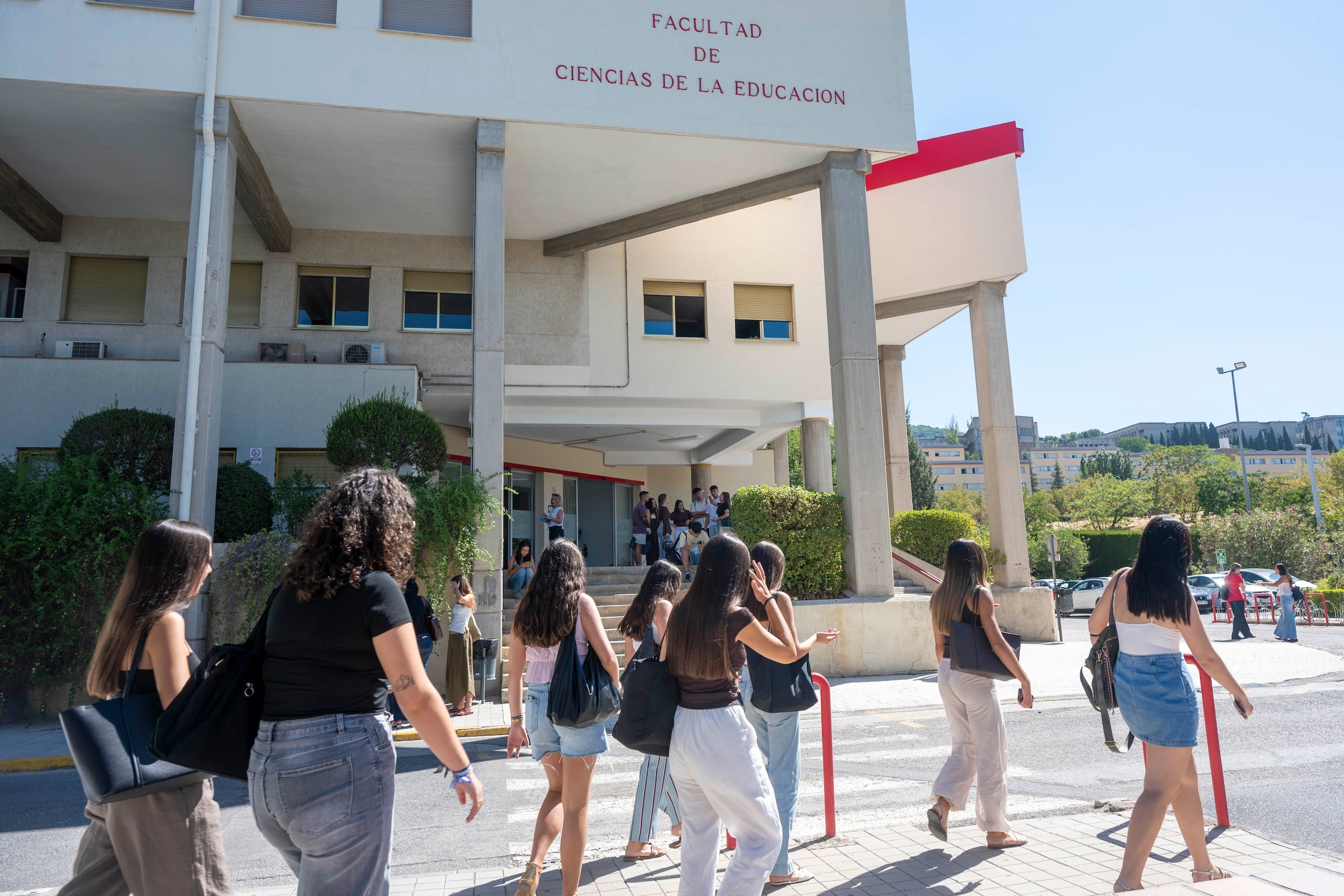 Facultad de Ciencias de la Educación de la Universidad de Granada, donde estudiaba Claudia Tacoronte Aguilera, asesinada ayer en el estado mexicano de Morelos, donde realizaba un intercambio académico. La comunidad educativa se ha concentrado este lunes en el centro para mostrar su repulsa y guardar duelo por el asesinato de la joven. EFE/ Miguel Angel Molina
