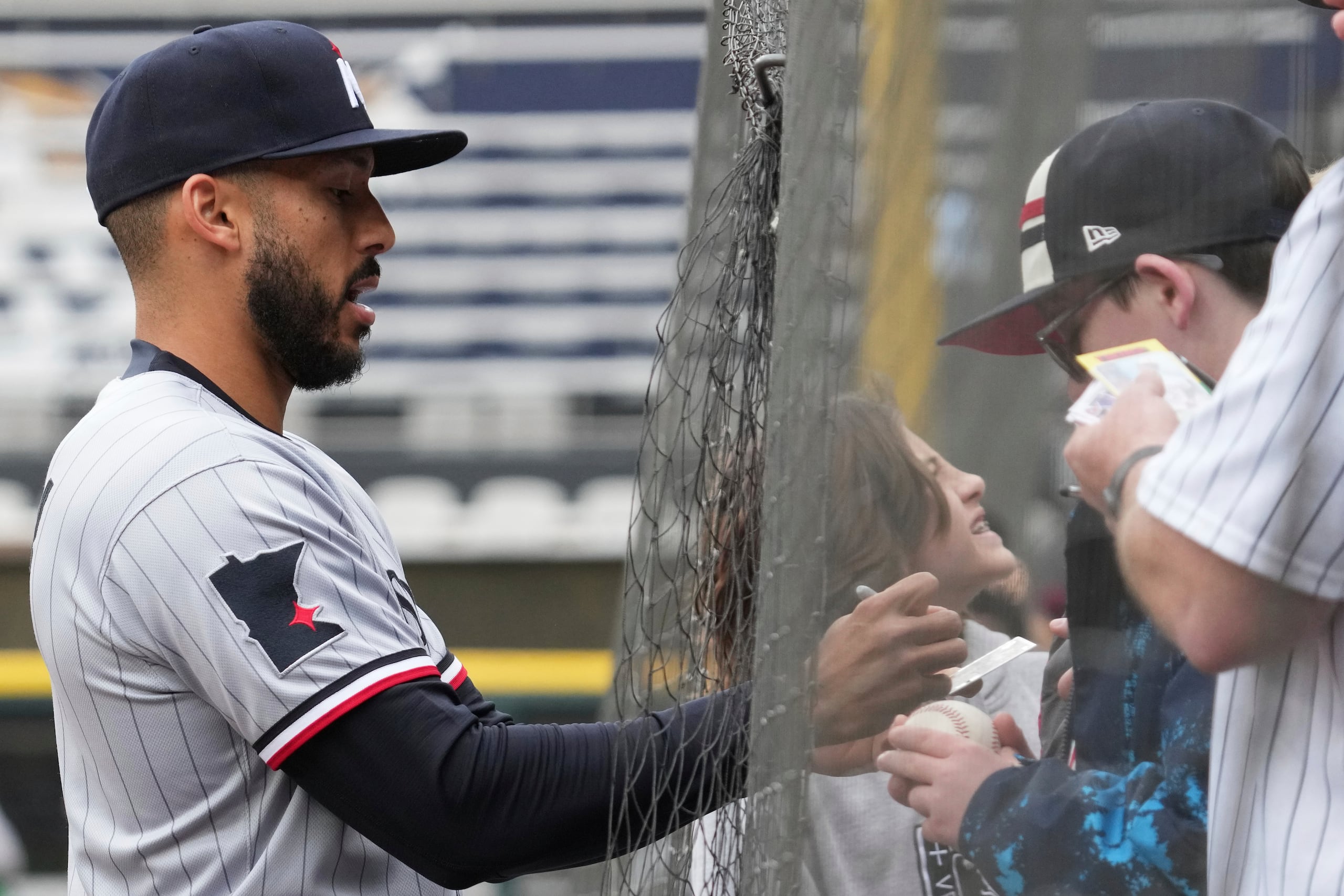 Carlos Correa firma un autógrafo antes del partido. En el juego solo consumió un turno al bate.
