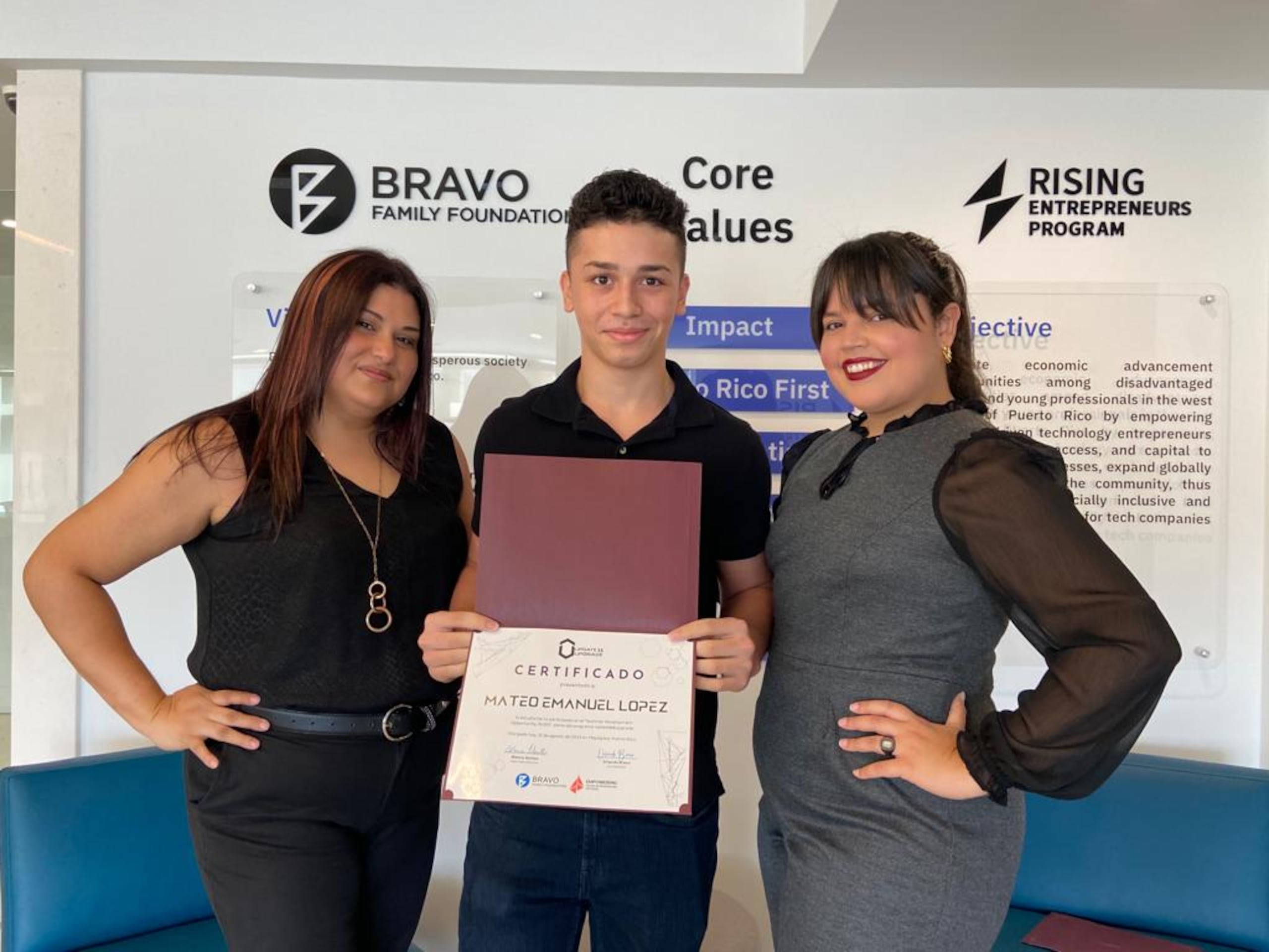 De izquierda a derecha: la profesora Ingrid Rodríguez, quien ofreció los talleres; Mateo Emanuel López, estudiante partícipe de SUDO; y Jenipher González, gerente de operaciones de EYES.