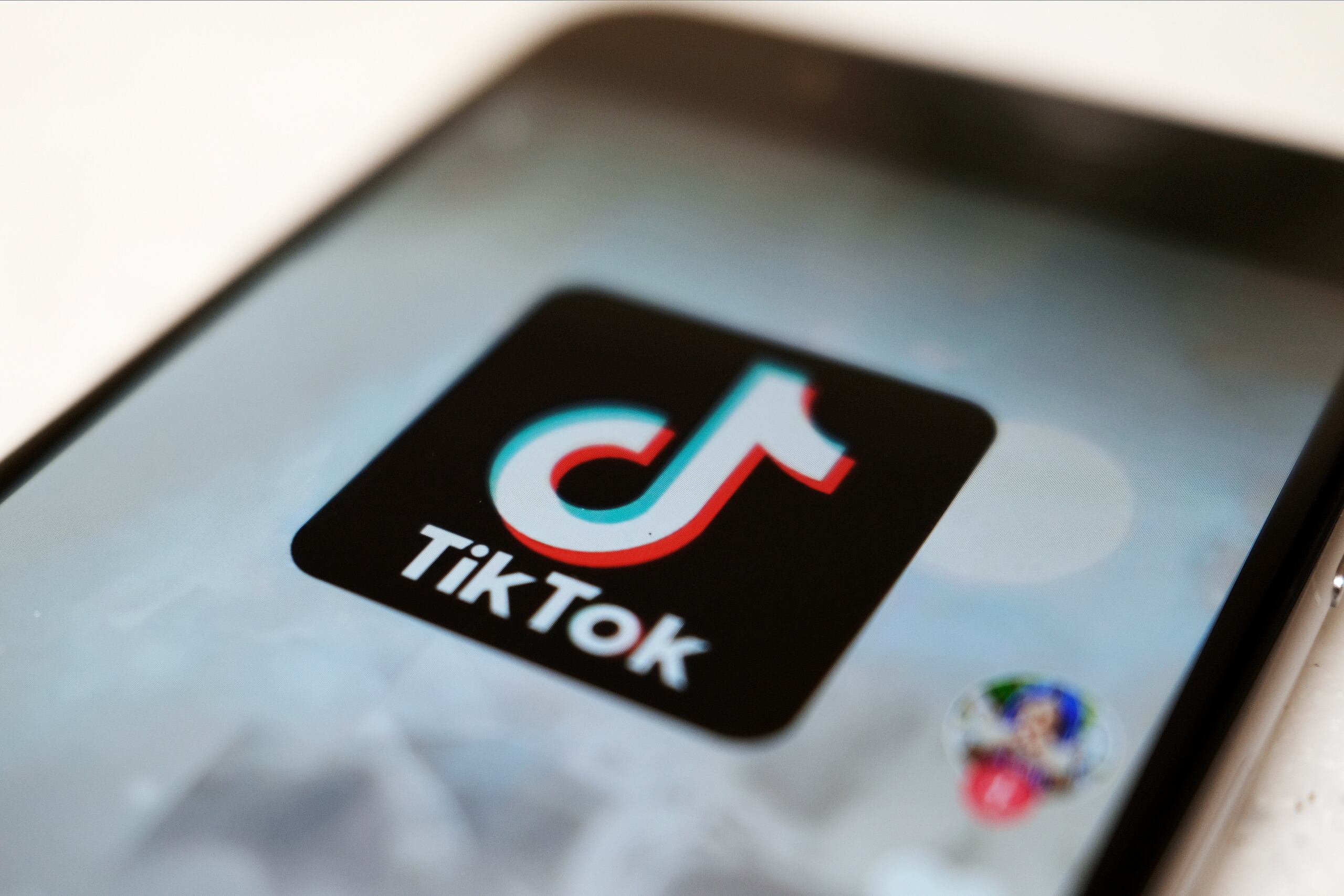 Diariamente circulan contenidos peligrosos que encienden la alerta de los usuarios en TikTok. (AP Foto/Kiichiro Sato, archivo)