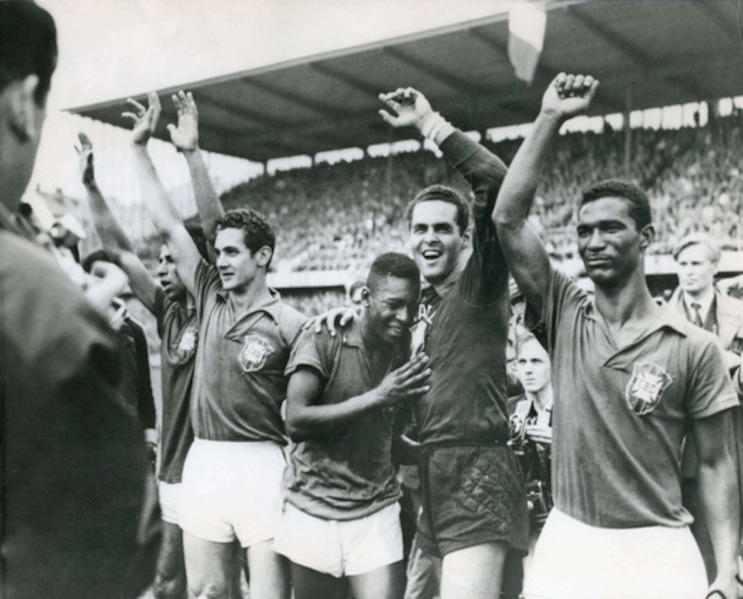 ARCHIVO - Pelé, de 17 años, llora apoyado en el hombro del portero Gylmar dos Santos Neves tras la victoria sobre Suecia en la final del Mundial de Estocolmo (Foto de AP, archivo)