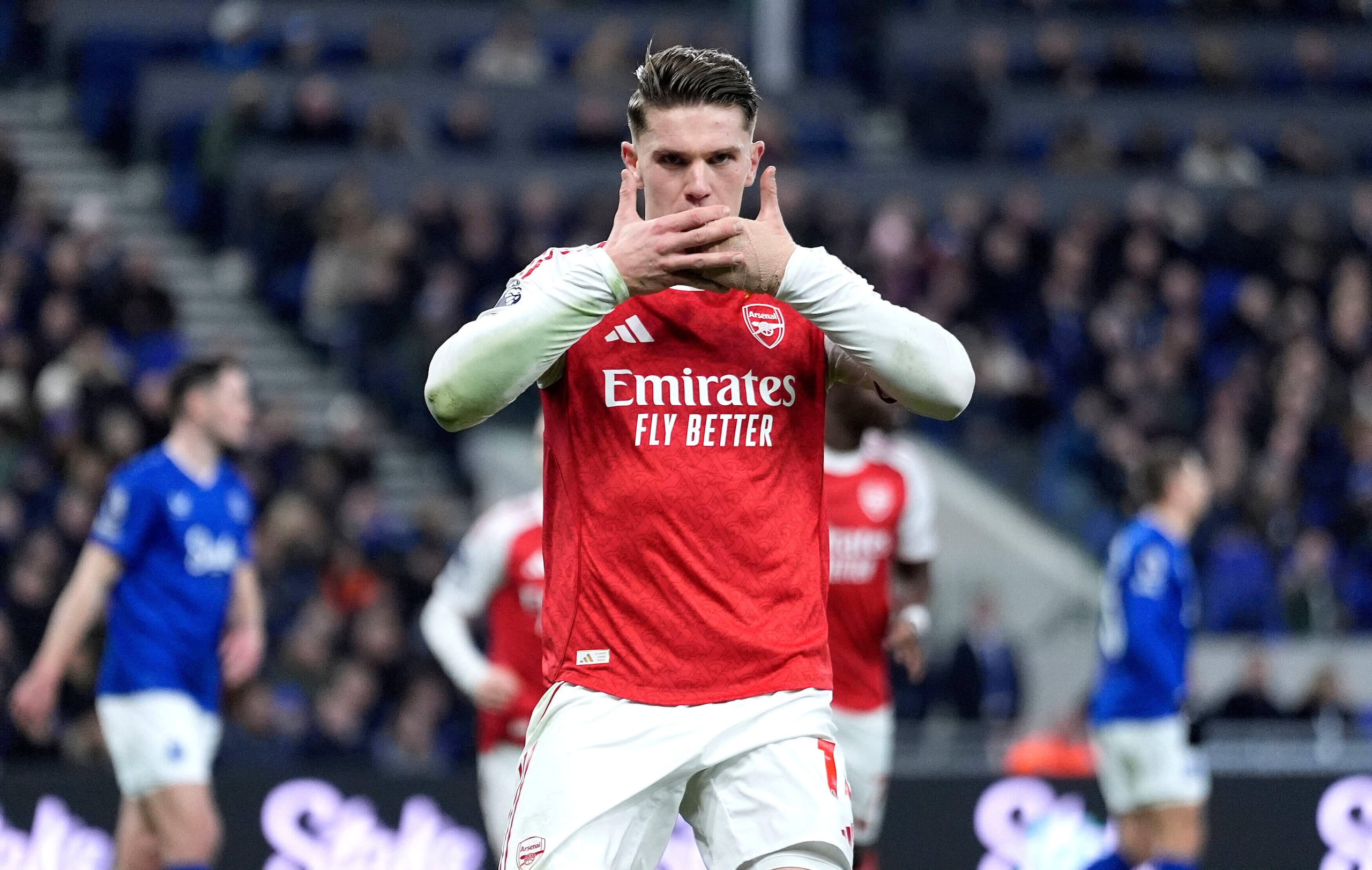Viktor Gyoekeres, del Arsenal, celebra tras abrir el marcador ante el Everton en La Liga Premier, el sábado 20 de diciembre del 2025.